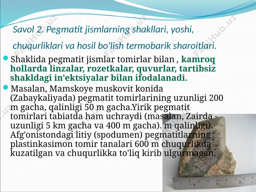 pakhk , lovozero, kola yarim oroli, rossiya . foto: © v. levitskiy shakllanishning fizik va kimyoviy sharoitlari chuqurligi - 1,5-2 dan 16-20 km gacha harorati 800-700  c (biotit, erta kvarts) dan 50  c gacha (kalsedon) h 2 o , co 2 , f , cl ) bilan boyitilgan qoldiq magmatik eritmani olib tashlash bilan boshlanadi. va boshq. n.v. granovskaya 17 a.n.zavaritskiy , v.d.nikitin va boshqalarning qoldiq magmatik eritmaning ahamiyatini inkor etadi pegmatitlarning shakllanishida granit pegmatitlarga (granitlar, aplitlar) yaqin jinslarning kollektiv qayta kristallanish jarayonlariga etakchi rol beriladi. 1-bosqich - tizim yopiq. issiq gaz-suv eritmalari o'rab turgan granit jinslari bilan kimyoviy muvozanatda bo'lib, bu jinslarning tarkibi o'zgarmagan holda qayta kristallanish sodir bo'ladi. 2-bosqich - eritmalar yon jinslardan o'tib, kimyoviy muvozanatni to'xtatadi, erish, almashish jarayonlari boshlanadi, murakkab metasomatik pegmatitlar hosil bo'ladi. n.v. granovskaya 18 . r. jons, e. kemeron va boshqalarning gipotezasi. pegmatitlar ikki bosqichda kombinatsiyalangan shaklda hosil bo'ladi birinchi magmatik …