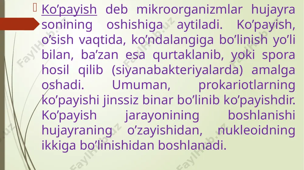 r toza sterill muhitga ekilsa, birinchi kunlari ularning ko’payishi kuzatilmaydi. bu davr lag-faza deyiladi. bu davrda bakteriyalarni muhitga moslashuvi va uni o’zgartirishi kuzatiladi. lag-fazaning uzoqroq davom etishi noqulay tashqi omillar (muhitning rn, tarkibi va boshqa) hisoblanadi. qulay sharoitda yosh hujayralarda lag-faza bo’lmasligi yoki qisqa bo’lishi mumkin. lag-faza davrida hujayralarda nuklein kislotalar mikdori oshadi, natijada oqsil sintezi oshadi. ko’pincha hujayra hajmi suv to’planganligi tufayli ortadi. shunday qilib lag-faza davrida ko’payish kuzatilmaydi, lekin hujayraning metobolizmi sekinlashadi. lag-fazadan keyin eksponsional faza, ya’niy kuchli o’sish fazasi keladi. bu davrda oziqali muhitda hali zaharli moddalar to’planmagan bo’ladi, shu sabali reproduksiya jarayoni faol boradi. odatda eksponsional davr uzoq davom etmaydi. agar eksponsional davri 48 soat davom etganida, bitta bakteriya bu davrda o’zidan 2,2 10 g avlod bergan bulardi (yer massasiga nisbatan 4 ming marotaba ortiq). odatdagi sharoitda bakteriya’ning o’sish tezligi oziqa elementlarning kamayishi yoki toksin moddalarning ko’payishi tufayli sekinlashadi va sekin asta to’xtaydi. bu davrga stasionar …