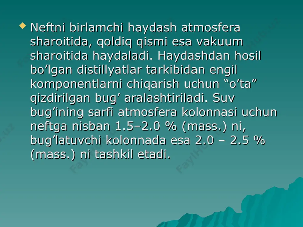 at sifatida qo’llaniladi. kolonna 14 yuqorisidagi mahsulot benzin fraksiyasi bo’lib, uni 2-kolonnadan olingan benzin bilan taqqoslaganda biroz og’irdir. kolonna 14 bo’ylab chiqayotgan benzin bug’lari, shuningdek, suv bug’lari 15-havoli sovitkichda kondensatciyalanadi. suvli sovitgich 16 dan so’ng 17-gaz separatorida gaz, benzin va suvga ajratiladi. suyuq benzin fraksiyasi 22-nasos yordamida ikkilamchi haydashga beriladi, bir qismi esa 14-kolonnani yuqori tarelkasiga “sovuq quyilish” sifatida qaytariladi. bug’latuvchi kolonnalar 18 va 19 orqali 20 va 21-nasoslar yordamida 140 – 2400c va 240 – 3500c (yoki 140 – 2200c va 220 – 3500c) fraksiyalar chiqariladi. birinchisi – kerosin fraksiyasi - issiqlik almashtirgich 23, havoli sovitish qurismasi 24 va suvli qobiq quvurli sovitgichdan so’ng qurilmadan chiqariladi. ikkinchisi – dizel yoqilg’isi – issiqlik almashtirgich 26, sovutkich 27 va 28-suvli sovutkichdan so’ng chiqariladi. bug’latuvchi kolonnalar pastki tarelkasi ostidan o’ta qizdirilgan suv bug’i kiritiladi. neftning og’ir bug’lanmagan qoldig’i aralashma suyuqligi bilan 14- kollonna pastki tarelkasiga oqib tushadi. kolonna pastki tarelkasi ostidan ham …
