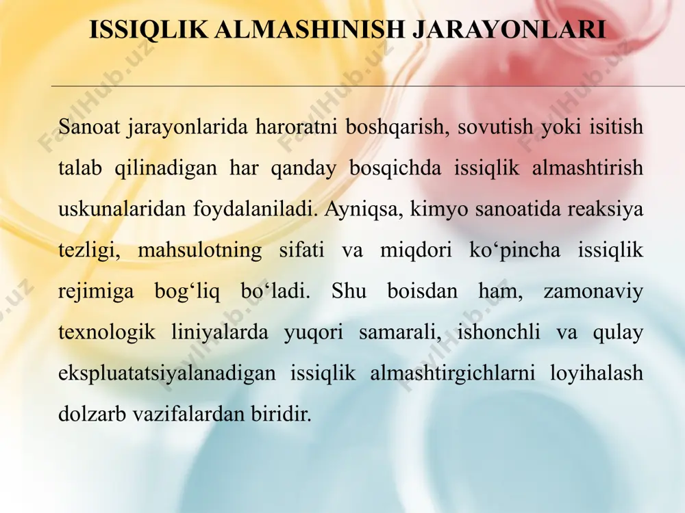 r va rekuperatorlar ishlatiladi, bu esa energiya tejamkorligini oshiradi va ishlab chiqarish xarajatlarini kamaytiradi. barcha issiqlik almashtirgichlar oqim yo‘nalishi bo‘yicha ham farqlanadi. eng samarali usul — bu qarama-qarshi yo‘nalishda harakatlanuvchi oqimlar asosida ishlaydigan qurilmalardir. ular haroratlar farqini maksimal darajada ushlab turadi va energiya o‘zlashishini kuchaytiradi. 5 parallel oqimlar esa bir yo‘nalishda harakatlanadi va haroratlar tezroq tenglashgani uchun samaradorlik nisbatan past bo‘ladi. aralash oqimli qurilmalar esa oqimlar orasidagi burchakli yoki perpendikulyar harakatga asoslangan. issiqlik tashuvchilarning fazaviy holatiga qarab ham qurilmalar farqlanadi. suyuqlik-suyuqlik, gaz-gaz, suyuqlik-gaz kombinatsiyalarida ishlaydigan uskunalar mavjud. shuningdek, kondensatorlar va bug‘latkichlar kabi qurilmalar faza o‘zgarishi asosida issiqlik almashinuvini amalga oshiradi. ular ayniqsa kimyo sanoatida bug‘ ajratish yoki gazni suyuqlikka aylantirish bosqichlarida qo‘llaniladi. 6 qobiq-turubali issiqlik almashtirgichni to‘liq loyihalashda muhim bosqichlardan biri bu qurilmaning konstruktiv o‘lchamlarini tanlashdir. avvalgi hisoblash bosqichlarida aniqlangan umumiy issiqlik uzatish yuzasi, zarur trubkalar soni va ularning o‘lchamlari asosida qurilmaning geometrik shakli, hajmi va asosiy parametrlari belgilanadi. bu …