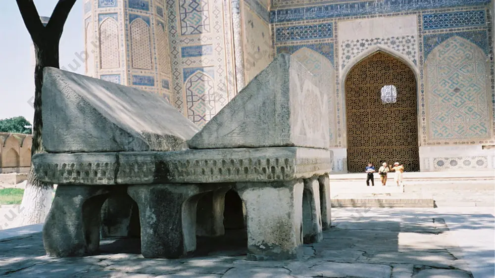 espublikasi prezidenti islom karimov tashabbusi bilan oʻtmishimizning boshqa meʼmoriy yodgorliklari qatori bibi-xonim masjidi m. ni tiklashga alohida eʼtibor berildi. oʻzbekiston respublikasi vazirlar mahkamasining „amir temur tavalludining 660 yilligini nishonlash“ haqidagi qarori (1994-yil 29-dekabr)ga binoan meʼmoriy majmuada taʼmir ishlari olib borilmoqda. go’ri amir maqbarasi go’ri amir maqbarasi jahonga mashhur va o’rta osiyo me’morchiligining noyob asari sifatida e’tirof etiladi. maqbara qurilishi 1403 yilda amir temurning vorisi muhammad sultonning vafot etishi munosabati bilan boshlangan, mirzo ulug’bek davrida tugallangan hamda amir temur va temuriylar xilxonasiga aylantirilgan. maqbara o’rta asr samarqandining janubiy-sharqiy qismida, temurning nabirasi muhammad sulton xiv asrning oxirida bino qildirgan ansambl qoshida tiklangan. muhammad sulton 1403 yilda kichik osiyo sohillariga qilgan uzoq safaridan qaytib kelayotganda to’satdan kasal bo’lib vafot etadi. shahzodaning jasadi samarqandga olib kelinib, ansamblning janub tomnidagi ayvoni orqasidagi dahmaga dafn qilinadi. amir temur shahzodaga atab maqbara qurish haqida farmon beradi. shundan keyin daxma ustiga sakkizyoqli bino quriladi. shurq tarixchisi sharafiddin ali …