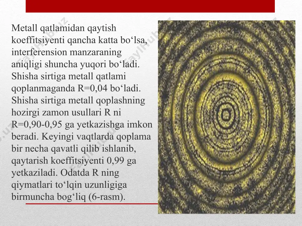 ina aylantirish bilan m2 tekislik a2 ko`zgu tomonga siljiydi. buning natijasida halkalar torayib markazga tortilib keladi va birin-ketin yuqolib ketadi. manzaraning bir halkaga siljishi mt tekislikning yarim tulkin uzunligi kadar siljishiga to`g`ri keladi. pirovardida m2 tekislik shunday vaziyatga keltiriladiki, natijada oq yorug`likda a2 ko`zguning o`rtasiga tushadigan qora polosa ho­sil bo`ladi. ana shu vaqtda yo`qolib ketgan halqalar agar qorong‘i yo‘l intensivligi nolga teng bo‘lsa, u holda bo‘ladi, ya’ni kontrastlik eng katta bo‘ladi. tekis yoritilganlik holida imax=imin bo‘lib, v = 0 bo‘ladi. shunday qilib, kontrastlikning mumkin bo‘lgan qiymatlari 0 ≤ v≤ 1 chegarasida o‘zgaradi. 3. interferension had tushunchasi va kogerentlik muammosi yung nazariyasi ikkita bir xil chastotali monoxromatik to‘lqinlarning qo‘shilishi tufayli hosil bo‘ladigan interferensiya hodisasini tushuntirish imkoniyatini beradi. biroq har kunlik tajribaning ko‘rsatishicha interferensiya hodisasini kuzatish oson emas ekan. dagi i1, i2 lar vaqtga bog‘liq emasligi tufayli intensivlikning o‘rtacha qiymatini aniqlash uchun fazalar farqi kosinusining bu holdagi o‘rtacha qiymatini aniqlash kifoy. bu …