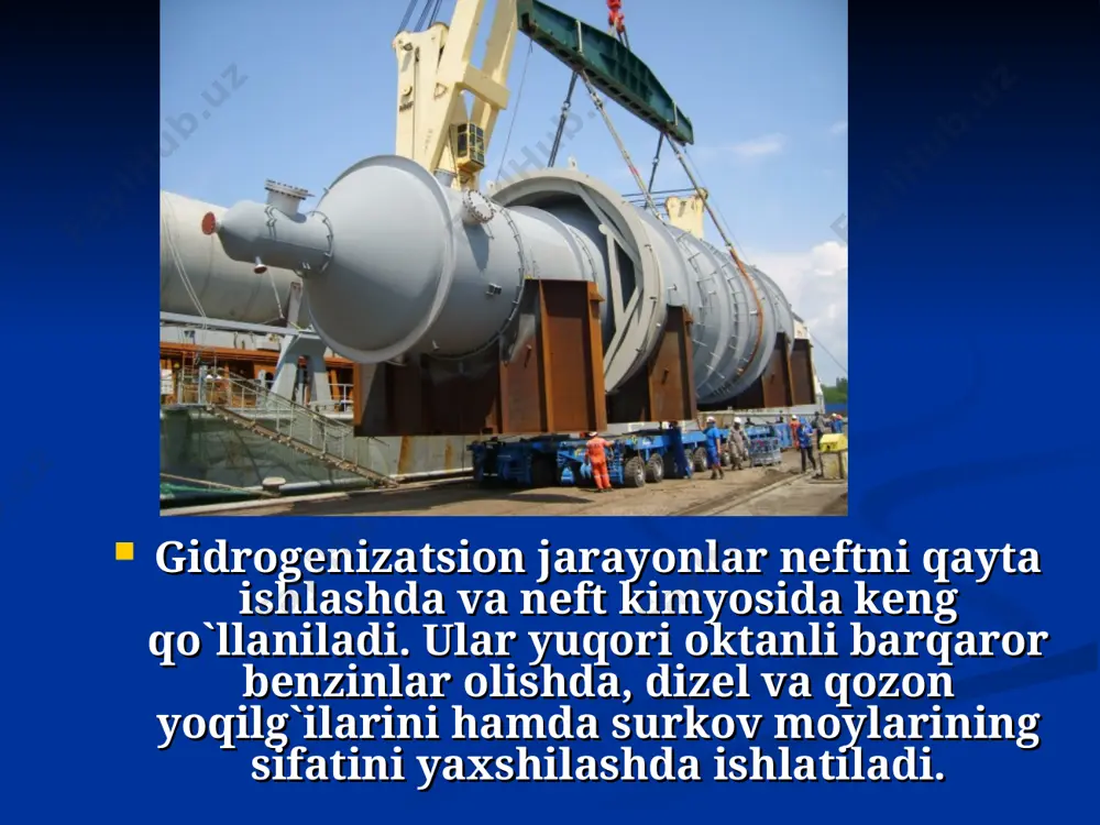 onidir. uglevodorod xomashyoni chuqur parchalash va hosil bo`lgan mayda bo`lakchalarni gidrirlashdan iborat. odatda gidrokreking xomashyosi sifatida og`ir neft distillatlari (tqayn. 350-5000c) va qoldiq fraksiyalar - yarimmazut, mazut, gudronlar xizmat qiladi. gidrokreking (destruktiv gidrirlash, gidrodealkillash) hamda gidrotozalash jarayonlari odatda - ham gidrirlash, ham kreking reaksiyalarida faol bo`lgan bifunksional katalizatorlar yordamida amalga oshiriladi. katalizatorlarning krekinglash funksiyasini kislota xarakterli birikmalar (alyuminiy oksidi, alyumosilikatlar, seolitlar) bajarib, reaksiyani karbkation mexanizmi bo`yicha yo`naltiradi, gidrirlash funksiyasini esa asosan viii guruh metallari (fe, co, ni, pt, pd va boshqalar) ta'minlaydi. gidrokreking mahsulotlari gidrokreking mahsulotlari katalitik kreking mahsulotlariga anchagina o`xshashdir. ular ko`p bo`lmagan miqdorda metan va etan saqlaydi; с4 – fraksiya izobutanga boy, suyuq mahsulotlarda tarmoqlangan uglevodorodlar ko`pdir. katalitik krekingdan farqli o`laroq, gidrokreking mahsulotlari to`yingan harakterga ega. c3-c4 fraksiyasi – propan va izobutanlar bilan ifodalangan. hosil bo`lgan benzin ham amalda alkenlar saqlamaydi. gidrokreking gazoyllari, butandan tashqari, katalitik kreking gazoyllariga nisbatan kamroq aromatlashgan. gidrokrekingda, bir vaqtning o`zida, neft fraksiyalarini oltingugurtdan …
