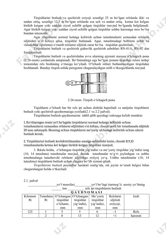 ki yo‘l ishchisi shpaldan 2-3 sm chuqurroq qilib shpal oralig‘idagi baalastni kavlab oladi. qoziqlar sug‘urib olinadi, rels tutqichlar echiladi, taglik olib qo‘yiladi. bo‘shatilgan shpal ballastdan olingan joyga suriladi va qisqichlar yordamida relslar tagidan so‘g‘irib olinadi. so‘ngra shpal to‘shagi ko‘zdan kechiriladi. yangi shpal uchun joy tayyorlanadi, yangi shpal qisqichlar bilan o‘z joyiga qo‘yiladi, tagliklar belgi bo‘yicha o‘rnatiladi, bir ishchi kaftli lom bilan shpalni ko‘tarib turadi, ikkinchisi shpalni ko‘tarilgan tomondan qoziq qoqib rels bilan mahkamlaydi. shpalni ikkinchi tomonida ham shu ishlar bajariladi, lekin bunda ikki rels oralig‘i masofasi shablon bilan tekshiriladi. so‘ngra shpal shibbalagich bilan almashtirilgan shpal ostidagi ballast shibbalab zichlanadi, tutqichlar joyiga o‘rnatiladi, shpal oralig‘iga etmayotgan ballast to‘kiladi va zichlanadi. yo‘l ishchilari bir biriga qarama qarshi turib rels zonasidagi ballastni birinchi navbatda shibbalashi lozim. hozirgi kunda shpallarni yakka tartibda almashtirish uchun shsm-1 mashinasi va mssh-1 mexanizimidan keng qo‘llanilmoqda (2.25-rasm). temir-beton shpallarni yakka tartibda almashtirish “bo‘sh vaqt oralig‘ida” shsm1 mashinalari yordamida amalga …