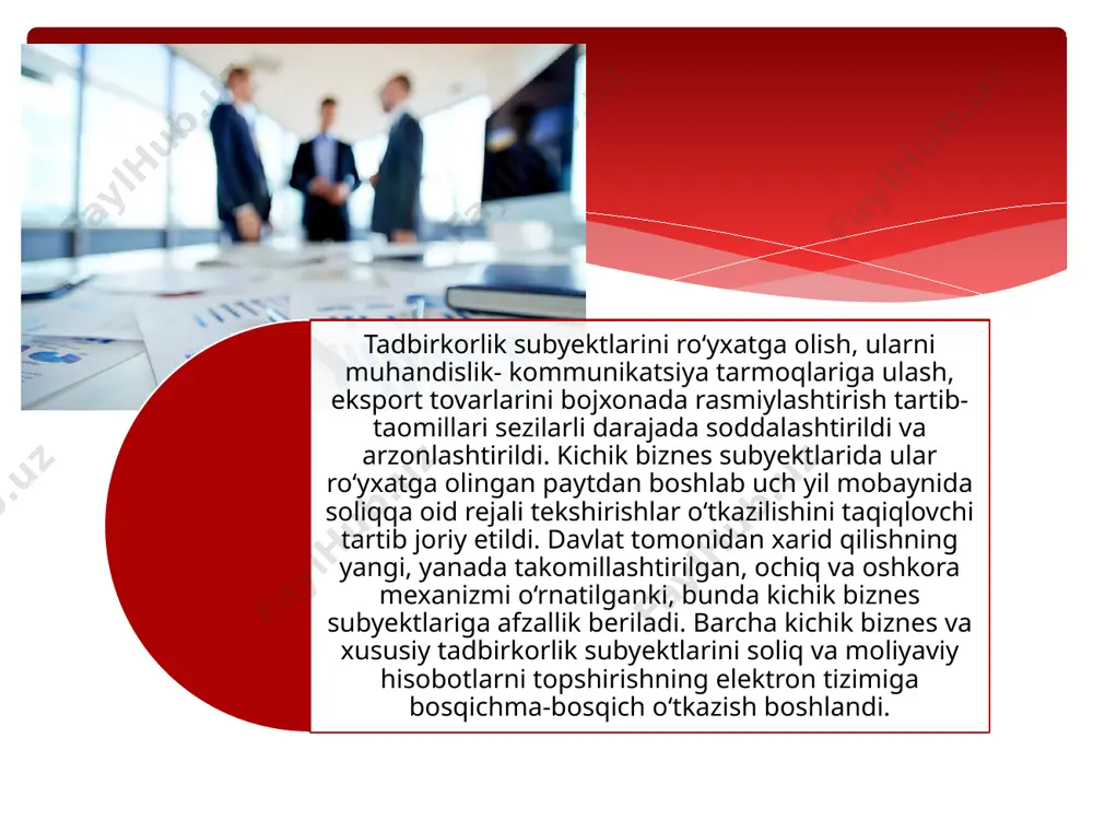 tuvchi muhim faoliyat turi sifatida qaraydilar. birinchidan, tadbirkor tovar va xizmatlar ishlab chiqarish jarayonida ishlab chiqarish omillarini birlashtiradi va “katalizator” vazifasini bajaradi. ikkinchidan, biznesni yuritish jarayonida u qarorlar qabul qilishdek qiyin bir vazifani zimmasiga oladi. uchinchidan, tadbirkor – tashkilotchi shaxs bo‘lib, yangi ishlab chiqarish texnologiyalarini joriy qilib, yangi mahsulotlar ishlab chiqarishga intiladi. to‘rtinchidan, tadbirkor bu tahlikaga boruvchi insondir. u nafaqat o‘z mol-mulki, vaqti, mehnati bilan, balki o‘z sheriklari, hissadorlari qo‘shgan mablag‘lar bilan ham tahlikaga boradi. tadbirkorlikning rivojlanishi, o‘z navbatida, bir qator sharoitlarning mavjud bo‘lishini taqozo etib, ular asosida umuman tovar ishlab chiqarishning umumiy ijtimoiy-iqtisodiy shart-sharoitlari yotadi. 6 1 2 tadbirkor ishlab chiqarish vositalariga, ishlab chiqarilgan mahsulot va olingan daromadga mulkchilik xuquqiga ega bo‘lishi kerak. tadbirkorlik faoliyati mulkdorning o‘zi tomonidan ham, uning mol-mulki asosida ish yurituvchi sub’ekt tomonidan ham amalga oshirilishi mumkin. 3 xo‘jalik yuritish yo‘lini erkin tanlash, daromadni investitsiyalash imkoniyati va shu kabilarni real ta’minlaydigan ma’lum iqtisodiy muhit va ijtimoiy …