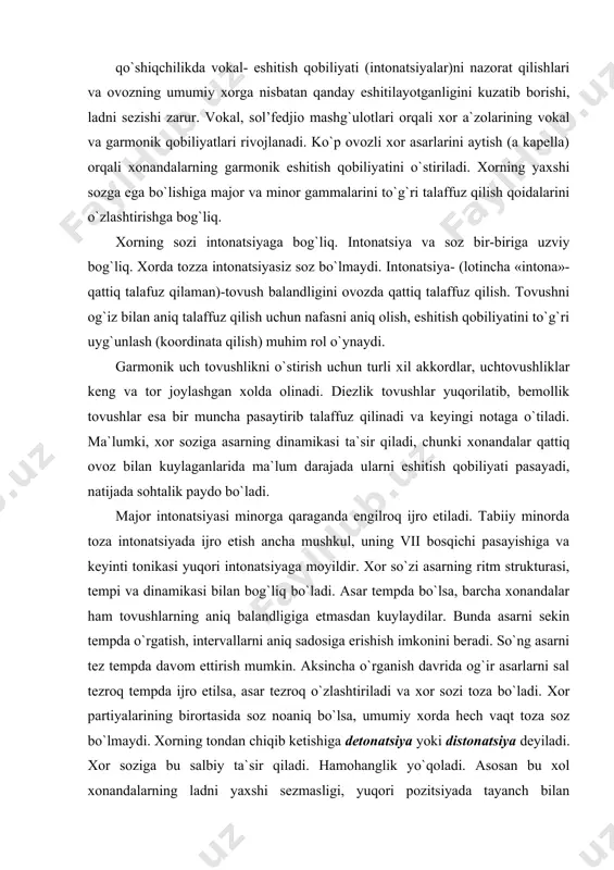 yiladi. xor soziga bu salbiy ta`sir qiladi. hamohanglik yo`qoladi. asosan bu xol xonandalarning ladni yaxshi sezmasligi, yuqori pozitsiyada tayanch bilan kuylamasligi, ovoz va eshitish qobiliyatining koordinatsiyasi yo`qligi, toliqish, hayajonlanish, noto`g`ri nafas olish, ovoz pardalarining o`ta taranglashuvi va ovoz dag`al, zo`riqib chiqishi natijasida bo`ladi. bunda dirijyor darhol xorni to`xtatmog`i va to`g`rilamog`i lozim. xorga ton berish asarni o`z tonligida ijro qilish uchun xordan jo`rsiz uslubda mahoratli kuylay olish malakasi talab qilinadi. yuqori pozitsiyada kuylash interval va akkordlarni to`g`ri talaffuz qilish kabi mashaqqatli mehnat evziga a kapella uslubida kuylashga erishiladi. jo`rsiz asarlarni kuylashdan oldin xorga ton beriladi. xor ijro qiladigan asarlar lad tonligiga sozlanadi. ton berish xorni ma`lum lad- tonligiga moslashtirish, har bir ovoz partiyasiga tonlikdagi tegishli tovushni eshitirishdir. ton kamerton va royal orqali berilib, har bir ijrochi kerak bo`lgan tovushni anglab oladi. natijada, ijro o`sha lad tonligida aniq boshlanadi. xor dirijyori tonni shoshilmasdan aniq va ishonch bilan berishi katta ahamiyatga ega. ton …