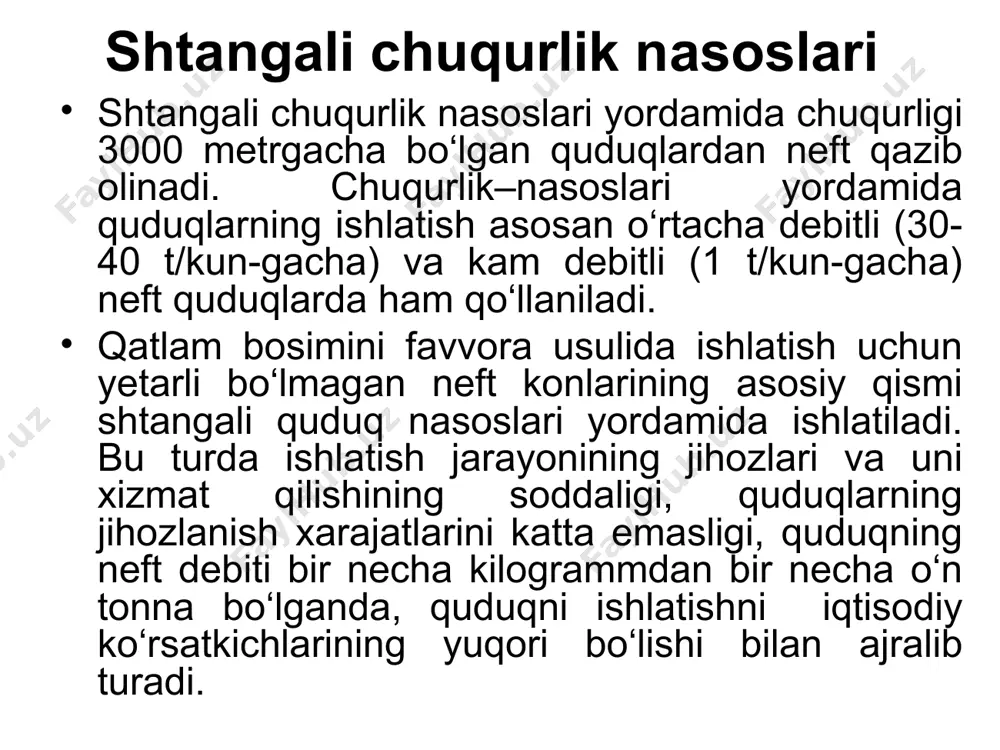 arqon osilma yordamida tebratma dastgoh muvozanatlagich (7) boshchasiga biriktiriladi. tebratma dastgohning harakatlanishi elektrodvigatel yuritmali uzatma tizimi yordamida amalga oshiriladi. elektrodvigatel (11) tebratma dastgohni (12) reduktor, krivoship (1) va (9) shatun yordamida (8) muvozanatlagichdagi (muvozanatlilik) ilgarilanma harakatni hosil qiladi. bu harakat (3) tizma shtangi orqali nasos plunjeriga (2) uzatiladi. quduq ustiga (5) uchlik (troynik) о‘rnatilgan bо‘ladi va unga neft quduqdan kirib keladi. uchtalikning yuqori qismida salnikli qurilma bо‘ladi, u orqali yuqori shtanga (polirovkali shtok) о‘tkazilgan va u quduq ustining germetikligini ta’minlaydi hamda nasos qurilmasi ishlab turganda neftni oqib ketishiga yо‘l qо‘ymaydi. 2. chuqurlik quduq nasoslarning yer usti jihozlari quduqning usti jihozi quvurlar oralig‘idagi fazoni germetiklash, nkqning ichki bо‘shlig‘ini, quduqning mahsulotini chiqarib yuborish, nkqni osib qо‘yish hamda texnologik operatsiyalarni, ta’mirlash ishlarini va quduqda tadqiqot ishlarini olib borishga mо‘ljallangan. quduq usti jihoziga nkqning tizmasi konstruksiyasiga bog‘liq holda quvurchadagi planshaybaga yoki osma quvurning korpusiga osib qо‘yiladi. quduq usti shtokini zichlashda sus1 yoki sus2 turidagi …