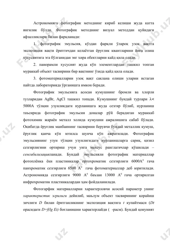 характеристик эгрилик негативни калибровка қилишга, яъни негативда корайиши зичлигининг ёритинганликка боғлиқлигини аниқлашга имкон бериб, астрономик объектларни ҳақиқий равшанлигини ва юлдуз катталигини аниклашга (яъни фотометрия қилишга) шароит яратади. тасвирнинг қорайиш зичлиги d негативнинг оптик зичлиги орқали: белгиланиши мумкин. бу ерда i0–фотопластинкага тушаётган нурланишнинг интенсивлигини. i –эса негативдан ўтаётган нурланиш интенсивлигини ифодалайди. фотоматериалларнинг характеристик эгрилик уч қисмдан иборат бўлиб, et кўпайтма қиймати камайиши билан эгриликнинг абцисса ўқига оғмалигининг камайиш участкаси экспозиция вақти етишмаган (недодержка) соҳа деб, оғмалик максимумга эришиб, эслатилган катталиклар (d ва lg (et)) орасидаги боғланишлар чизиқли бўлган участка – нормал соҳа дейилиб ва, ниҳоят, et ортиши билан эгриликнинг оғмалиги камаядиган соҳа – экспозиция вақти ортиб кетган (передержка) соҳа деб аталади. характеристик эгриликни ясаш учун негатив ёритилганликлари ўзаро маълум муносабатда бўлган бир неча майдончанинг тасвири расмга олинади. ёритилганликларнинг ўзаро муносабатлари маълум бўлган бу майдончаларнинг қорайиш даражаси билан боғлиқлигидан фойдаланиб характеристик эгриликни ясаш жараёни фотоматериални калибровка қилиш деб юритилади. экспозиция тўғри танланганда …