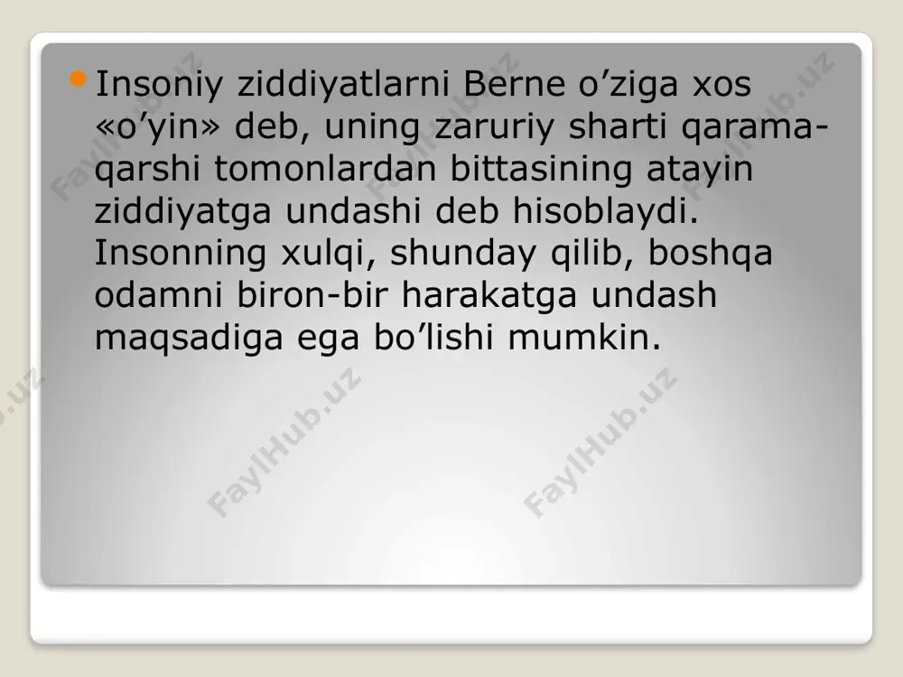 ik bilan pasiyent hamkorligining muvaffaqiyatiga yoki pasiyentning asabiylikdan holi «davolash alyansida» qatnashish darajasiga, pasiyentning analitikka nisbatan mulohazali va oqilona munosabatiga ko’p jihatdan bog’liq. hamkorlik deganda, eng avvalo, pasiyentning erkin assosiasiya qilishga tayyorligi, ya’ni miyasiga kelgan fikrni uyat, tortinish, qo’rquv va aybdorlikni his etmagan holda gapira olishi tushuniladi. bunday oshkoralik ishonchning yuqori darajasini anglatadi, ishonch esa, tahlilning boshidayoq uyg’onmasdan, asta-sekin quriladi. quyidagi misol psixonalitik pasiyentning hamkorlikka tayyor yoki tayyor emasligini qanday qilib aniqlashi mumkinligini ko’rsatadi. analitik: men sizni tushunishga harakat qilayapman. siz bilan hamkorlik qilishni juda ham istardim. bu narsa bizga sizning dardingiz sababini yaxshiroq tushunishga yordam bergan bo’lardi. pasiyent ayol: unda nima uchun siz menga yerdam bermayapsiz? analitik: men shundoq ham yordam beryapman, faqat shoshilinch xulosalar chiqargim kelmayapti. meni simptomlar umuman qiziqtirmaydi, balki simptomga sabab bo’layotgan psixik muammolar qiziqtiradi. nima uchun siz ham shu narsa bilan qiziqishga urinib ko’rmaysiz? , pasiyent ayol: yaxshi, lekin sizga yordam bera olarmikinman. menga sabablar …