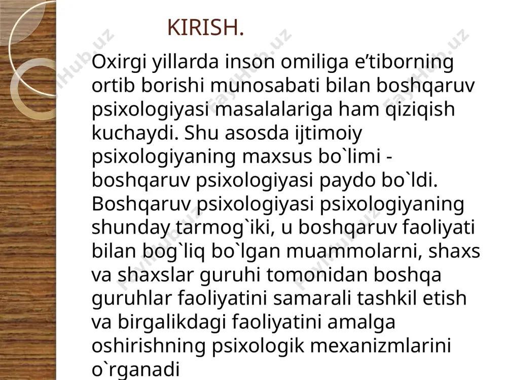 liyatining tashabbuskori va tashkilotchisi sifatida harakatlari omillariga bog`liqdir. liderlik roli nazariyasiga ko`ra (amerikalik tadqiqotchi r.beylz) liderlik - bu alohida rolni qabul qilishdir. ikkita bir biridan sezilarli farq qiladigan liderlik roli mavjud. birinchisi-professional roli, bajarilayotgan ish yuzasidan lider tomonidan bildirilayotgan va paydo bo’lgan muammoni hal qilishga mo’ljallangan taklif va fikrlar ikkinchisi- ‘’ijtimoiy-emotsional mutaxassis roli shaxslararo munosabatlardagi muammolarni hal qilish bilan bog’liq bo’lgan liderlik liderlik uslubi - lider yoki rahbar tomonidan unga bo`ysunuvchi yoki unga qaram bo`lgan odamlarga ta’sir ko`rsatish uchun qo`llaniladigan usul va metodlar to`plamidan iboratdir. liderlik uslubi kurt levin tomonidan taklif qilingan bo`lib, rahbarlikning uchta uslubi ajratilgan: boshqaruvda rahbarlik uslublari avtoritar rahbar demokratik rahbar liberal rahbar avtoritar rahbar - barcha ko`rsatmalarni ishchanlik ruhida aniq, ravshan, keskin ohangda hodimlarga yetkazadi. muloqot jarayonida ham hodimlarga nisbatan do`q-po`pisa, keskin ta’qiqlash kabi qat’iy ohanglardan foydalaniladi. uning asosiy maqsadlaridan biri - nima bilan bo`lsada, o`z hukmini o`tkazish. uning nutqi aniq va ravon, doimo jiddiy tusda …