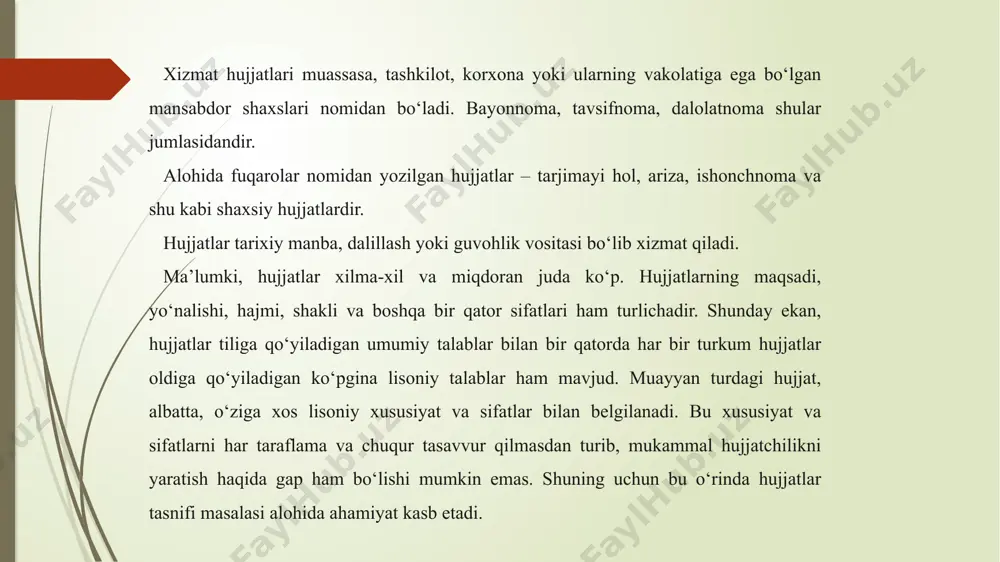 ko’plik sonda, yoki uchinchi shaxs birlik sonda rasmiylashtiriladi: "...ga ro’xsat berishingizni so’raymiz", "...deb hisoblaymiz"; " ma’muriyat talab qiladi", " boshqarma so’raydi" kabi. hujjatlar matnini tuzishda turg’unlashgan. qoliplashgan, yagona doimiy shaklga ega bo’lgan so’z tizimlari, iboralar, muxandislik psixilogiyasining ma’lumotlariga ko’ra, boshqa so’z birikmalariga qaraganda 8-10 marta tez idroq qilinar ekan. buning ustiga qoliplashgan so’z biriqmalari hujjatlarni tayyorlash va ulardan foydalanish jarayonlarini anchagina tezlashtirish imkonini beradi. tabiiyri, har bir hujjat turining mohiyati va maksadi bilan bog’lik ravishda o’ziga xos qoliplashgan sintaktik tuzilmalar shakllana boradi. masalan, buyruqda qo’yidagicha qoliplashgan tuzilmalar qo’llanishi mumkin: 1) " so’m maosh bilan... lavozimiga tayinlansin"; 2) "... o’z xoxishiga ko’ra... lavozimidan bo’shatilsin"; 3) "... boshqa ishga o’tganligi munosabati bilan... lavozimidan bo’shatilsin"; 4) "...ga ...dagi faol va samarali ishtiroki uchun tashakkur e’lon qilinsin"; 5) "...ga o’z bo’limida intizomni bo’shashtirib yuborganligi uchun xayfsan e’lon qilinsin" va x. q. muassasa va korxonalarning hujjatlari ularning faoliyati bilan bog’lik bo’lib, nixoyatda xilma-xildir. lekin bunday …