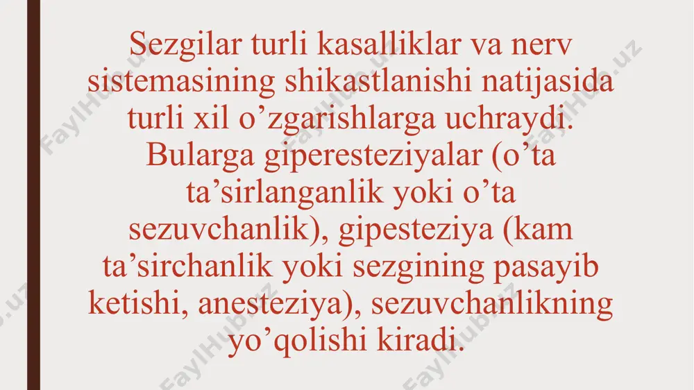 m g'alati va hattoki, kelishmagan qiliqlar qiladi. somnambullarda bemorlar xonada maqsadsiz sanqib yuradi, devomi timirskilaydi, stol ustida yotgan narsalami saralaydi, ba’zi hollarda esa ko’chaga chiqib ketadi va avtomatik tabiatdagi harakatlami qiladi. chaqirish yo’li bilan bemomi bu holatdan chiqarishga urinish odatda muvaffaqiyatsiz bo'ladi ambulator avtomatizm holati avtomatizm bir lahzada paydo bo’lib, quyidagicha namoyon bo’ladi. odam ba’zan buning uchun nobop sharoitda odatlanib qolgan qator harakatlarini qiladi, masalan, tramvay- da ust-boshini yechadi va kiyadi, botinkasining iplarini yechadi va bog’laydi, devordan nimalarnidir izlaydi va hokazo. bemorni bu holatdan chiqarish muvaffaqiyatsizlik bilan tugaydi, agar zo’rlik bilan avtomatik harakatlami bajarishiga qarshilik ko’rsatilsa, ularda agressiv reaksiya paydo bo'ladi, ular atrofdagilaiga og’ir zarar yetkazishlari mumkin. depersonalizatsiya holati bu holatda bemor sezadi, bu ham hamma vaqt bo’lavermaydi ya nimasi o’zgarganini aniq aytolmaydi. ba’zida kichkina bo’lib qoldim, qo’llarim, oyoqlarim uzun deb aytsa, ba’zida tanam katta, vaznim og’ir, kallam katta bo’lib qolibdi, deydi. kimligim biladi, ammo o’zini o’zgar- ganday bu holat …