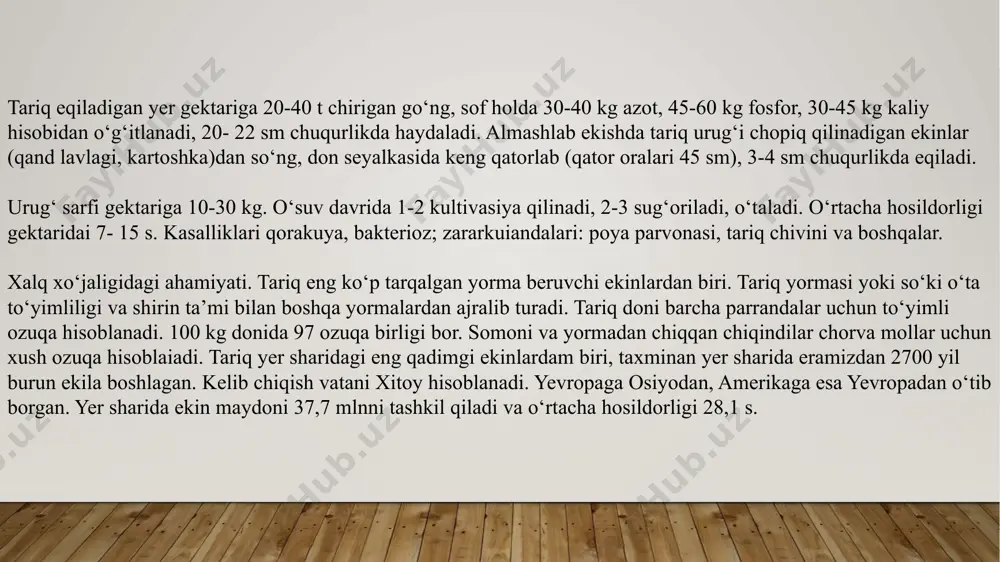 aradi. har bir tup o‘simlikda 5 tagacha, oziqlanish ma11doni katta bo‘lganda 20 tagacha poya shakllanadi. tariqni keng qator1ab va angizga ekishda shu xususiyatidan foydalaniladi. tariqning barglari uzun (65 sm gacha) lansetsimon, ancha enli va sertuk qisqa tilchali kiprikli, quloqchasi bo‘lmaydi. to‘pgul uzunligi 15-25 sm keladigan sershox(10-40 ta va undan ham ko‘p) ro‘vakdan iborat, har qaysi shoxchaning ustida bittadan ro‘vak og‘irligi 5-10 g keladi. 15-20% qobiq chiqadi. urug‘i bir mo‘rtak ildizdan unib chiqadi. o‘suv davrining boshida sust o‘sadi, shuning uchun begona o‘tlar ko‘payib ketadi. unib chiqqaniga 15-25 kun bo‘lgandan so‘ng‘ gullash fazasi boshlanadi va 1015 kun davom etadi. harorat 1820''s bo‘lsa yaxshi to‘planadi. ro‘vak tortish fazasi 30-35 kunda, erta pishar navlarda 42-45, kechpisharlarida 18-20 kunga cho‘ziladi va keyin gullaydi. bu faza juda tez o‘tadi yoki 810 kunda bir ro‘vak to‘liq gullaydi. ro‘vakda urug‘lari yoqoridan pastga va chetdan o‘rtasiga qarab pishadi, shuning uchun eng uchki urug‘lari pishgan bo‘lsa, o‘rtadagilari mum pishish davrida, …