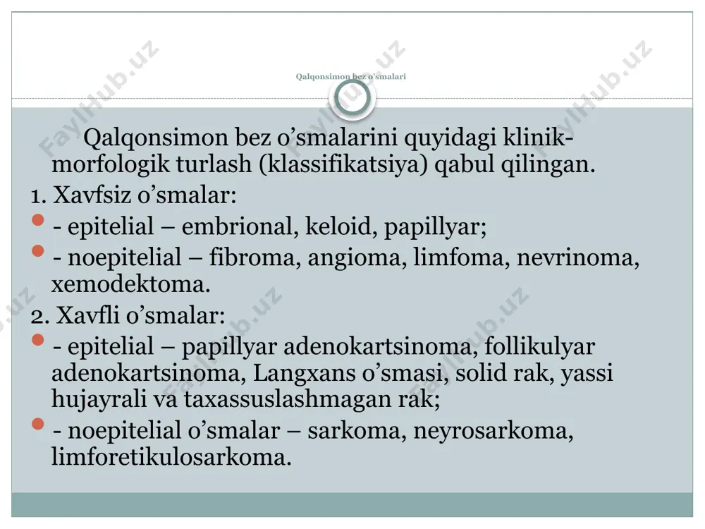 bergan. iv bosqichi – o’sma atrofidagi strukturalar va a’zolarga o’sib kiradi, qalqonsimon bez mutlaqo surilmaydi, limfatik tugunlarda metastazlar ko’riladi. bo’yin va ko’ks oralig’ining limfatik tugunlariga metastazlar bergan, boshqa a’zolarga ham metastazlar bergan. chuqur bo’yin, xiqildoq oldi, pre- va paratraxeal limfatik tugunlarga regionar limfogen metastazlanish bo’ladi. uzoqda joylashgan a’zolarga gematogen metastazlar berish kuzatiladi, bunda aksariyat o’pka va suyaklar zararlanadi. erta klinik simptomlari – buqoq yoki normal qalqonsimon bezning tez kattalashuvi, zichligining ortishi, konturlari o’zgarishi. bez g’adir-budir, kam harakatchan bo’lib qoladi, bo’yin regionar limfatik tugunlari paypaslanadi. o’smaning harakatsizligi va zichlashganligi nafas olish va yutish uchun mexanik to’siq bo’lib qoladi. yutinish qiyinlashadi, bo’g’ilish va tovushning o’zgarishi sodir bo’ladi, bu tovush boylamlari pareziga aloqador bo’ladi. birmuncha kech muddatlarda o’smaning metastazlanishiga bog’liq belgilar qayd etiladi. ko’pincha bemorlar quloq va ensa sohasida og’riq borligiga shikoyat kiladilar. klinikasi va diagnostikasi. halodok qalqonsimon bez o’smalarini differentsial diagnozi uchun, o’sma punktatini tsitologik va gistologik tekshirish ma’lumotlari asosiy ahamiyat kasb …