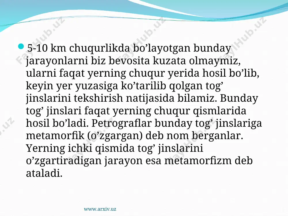 orfizm magmatik va tektonik jarayon bilan bog’liq bo’ladi. yer qatlamlaridagi granitlar kuchli bosim ostida sekin-asta kataklastik, brekchiyasimon va kuchli kataklastik, slanetsga uxshash granitga (ortogneysga) aylanadi. juda kuchli bosim va mexanik metamorfizm natijasida tog’ jinsi o’zining dastlabki xolatini yuqotib, juda mayda strukturaga ega bo’lib qoladi, bunday yo’l bilan paydo bo’lgan jinslar milonit deb ataladi. www.arxiv.uz www.arxiv.uz 2. kontakt metamorfizm. magmatizm jarayoni natijasida magma litosferaning yuqorigi qatlamlariga xam ko’tarilishi mumkin. bunda issiq magma cho’kindi va boshqa jinslarni yorib yuqoriga chiqadi. atrofdagi tog’ jinslarini kuzatadi, eritadi va ular bilan kimyoviy reaktsiyaga kirishib, ularni o’zgartiradi. bu jarayon ikki tog’ jinsini yaqinlashishidan-kontaktida vujudga kelganligi uchun sodir bo’lgan o’zgarishlarni kontakt metamorfizm deb yuritiladi. kontakt metamorfizm o’z navbatida normal kontakt metamorfizmga va kontakt myetasomatizmga bo’linadi. kontakt metamorfizmda magma atrofidagi tog’ jinslariga issiq suv bilan karbonat kislota ta'sir etib, ularning kristallanishini asonlashtiradi. bu paytda kontaktda rogovik jinslari hosil bo’ladi. kontakt - metasamatozda magma suv va karbonat kislotasi bilan …