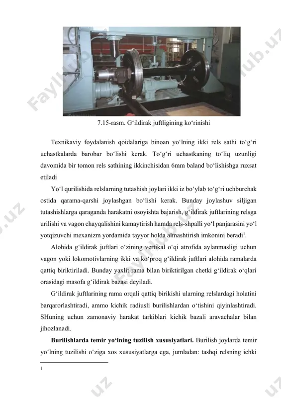 binoan yo‘lning ikki rels sathi to‘g‘ri uchastkalarda barobar bo‘lishi kerak. to‘g‘ri uchastkaning to‘liq uzunligi davomida bir tomon rels sathining ikkinchisidan 6mm baland bo‘lishishga ruxsat etiladi yo‘l qurilishida relslarning tutashish joylari ikki iz bo‘ylab to‘g‘ri uchburchak ostida qarama-qarshi joylashgan bo‘lishi kerak. bunday joylashuv siljigan tutashishlarga qaraganda harakatni osoyishta bajarish, g‘ildirak juftlarining relsga urilishi va vagon chayqalishini kamaytirish hamda rels-shpalli yo‘l panjarasini yo‘l yotqizuvchi mexanizm yordamida tayyor holda almashtirish imkonini beradi[footnoteref:1]. [1: ] alohida g‘ildirak juftlari o‘zining vertikal o‘qi atrofida aylanmasligi uchun vagon yoki lokomotivlarning ikki va ko‘proq g‘ildirak juftlari alohida ramalarda qattiq biriktiriladi. bunday yaxlit rama bilan biriktirilgan chetki g‘ildirak o‘qlari orasidagi masofa g‘ildirak bazasi deyiladi. g‘ildirak juftlarining rama orqali qattiq birikishi ularning relslardagi holatini barqarorlashtiradi, ammo kichik radiusli burilishlardan o‘tishini qiyinlashtiradi. shuning uchun zamonaviy harakat tarkiblari kichik bazali aravachalar bilan jihozlanadi. burilishlarda temir yo‘lning tuzilish xususiyatlari. burilish joylarda temir yo‘lning tuzilishi o‘ziga xos xususiyatlarga ega, jumladan: tashqi relsning ichki relsga …