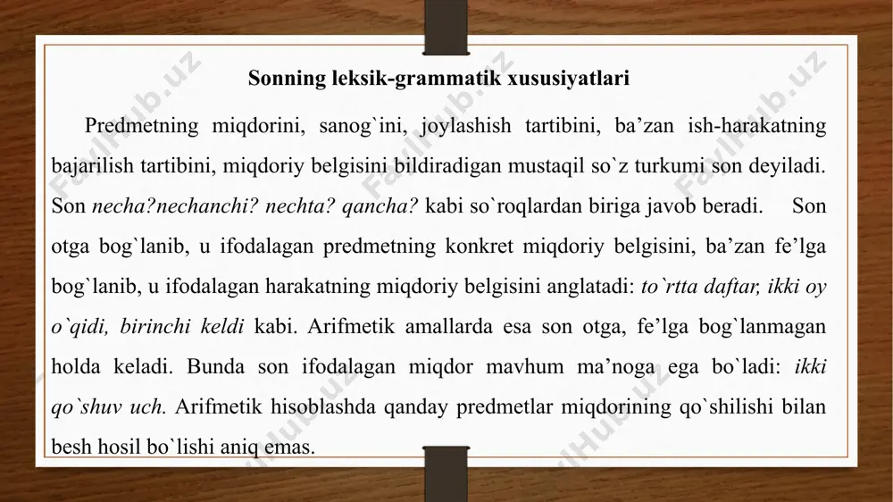 bilan birga qo`llanishi uni boshqa so`z turkumlaridan ajralib turuvchi o`ziga xos belgilaridan biri sanaladi. hisob so`zlari ot so`z turkumiga doir bo`lib, u son bilan bog`lanib kelgan ot va fe’l orasida ishlatiladi: ikki tup daraxt, besh kilogramm olma, o`n kilometr yurdi, to`rt sahifa o`qidi kabi. sonlar hisob so`zlari bilan ham, hisob so`zlarisiz ham qo`llanadi (bu so`zlar haqida quyida to`xtalamiz). 6. son so`z yasalish tizimiga ega emas. boshqa so`z turkumlaridan son yasalmaydi. lekin sondan boshqa so`z turkumlari yasalishi mumkin: birlik, beshlik (ot), ikkilan (fe’l), bittalab (ravish) kabi. sonning ma’no turlari son ma’no jihatdan va grammatik xususiyatlarga ko`ra ikki guruhga bo`linadi: sanoq sonlar va tartib sonlar. 1. sanoq son predmet yoki ish-harakatning sonini, miqdorini, belgisini bildiradi: uch bola, ikkita kitob, besh tonna paxta, olti kilogramm sotib oldi kabi. sanoq sonlar hisob so`zlarisiz va hisob so`zlari bilan qo`llanish xususiyatiga ega: ikkita qalam, besh talaba, o`ntacha o`quvchi - hisob so`zlarisiz; olti tup daraxt, uch litr …