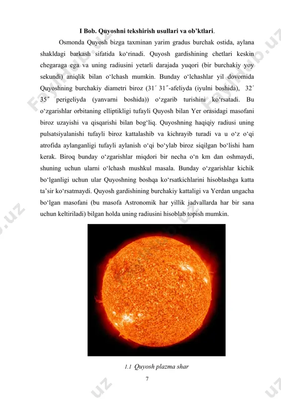 xususiyati bilan bog‘liq. quyoshning hajmi 1,4(1027 m3, massasi 2(1030 kg va o‘rtacha zichligi 1410 kg/ m3. quyosh yuzida og‘irlik kuchining tezlanishi 274 m/s2. quyosh barcha tomonga, shu jumladan biz (yer) tomonga ham nurlanish sifatida energiya sochadi. yer atmosferasidan tashqarida, quyoshdan bir astronomik birlik masofada uning nurlariga tik o‘rnatilgan yuzaga, o‘rtacha 1366,5 vt/m2 quvvat tushadi. agar bu yuza birligiga tushayotgan quvvatni radiusi bir a.b. ga teng sfera sirti yuzasiga ko‘paytirsak barcha tomonga sochilayotgan energiya quvvatini topamiz va u quyoshning to‘la quvvatiga teng bo‘ladi, ya’ni 3,86 1026 vt. bu qiymat quyosh aktivligini o‘zgarishi bilan biroz (0,15 %) o‘zgarib turadi. agar quyoshdan barcha tomonga sochilayotgan to‘la energiyani uning sirti yuziga bo‘lsak quyosh sirti yuza birligidan sochilayotgan quvvatni topamiz va u 6,35(107 vt/m2. agar quyosh absolyut qora jism singari nurlanish sochadi deb hisoblasak, unga stefan-bolsman formulasini qo‘llashimiz va quyosh sirtining temperaturasini hisoblashimiz mumkin. bunday hisoblash quyosh yuzining effektiv temperaturasi 5785 k ekanligini ko‘rsatadi[ 4, …