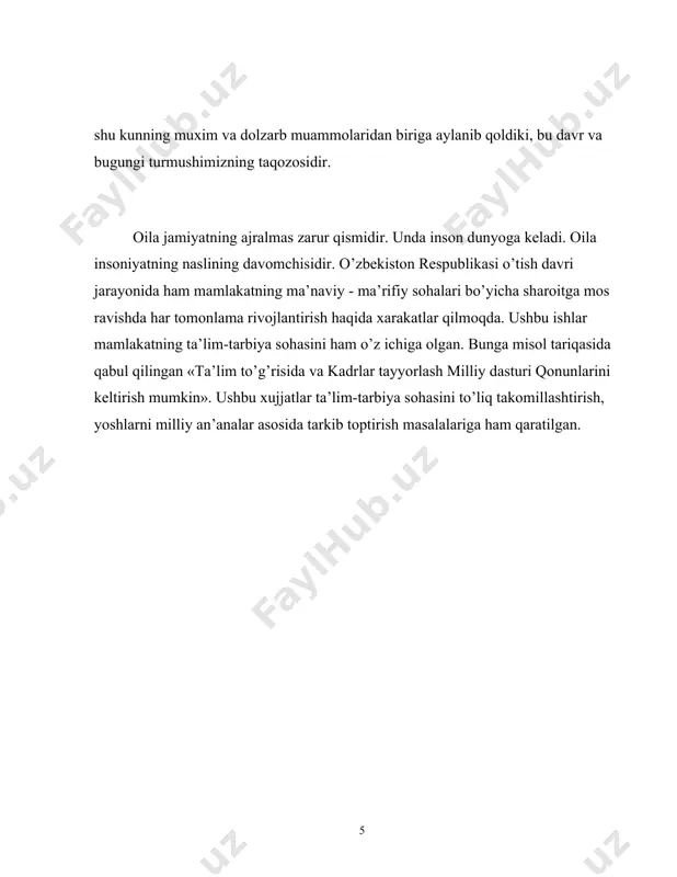 ona” degan ibratli maqol ham aynan xalqimizga xos. mana shu maqolning o'zi ham farzand tarbiyasi, oilaparvarlik biz uchun nechog'lik muhim ekanini bildiradi. mahalla ahli, ayniqsa keksalar ko'chada nobop ish qilayotgan bola oldidan hech qachon beparvo o'tib ketmagan, shu zahotiyoq tanbeh berib to'g'ri yo'lga chaqirgan. zero, har tomonlama chiroyli, odobli, go'zal xulqli bo'lish, nafsni poklashga buyuruvchi muqaddas dinimiz oilaga katta ahamiyat beradi. oiladagi muhit ota-ona o'z ma'suliyatlarini his qilishi bilan barqaror bo'ladi. bolalarning odobli bo'lib ulg'ayishi uchun ota-ona bilan bir qatorda mahalla-kuy ham katta ibrat maktabidir. “qush uyasida ko'rganini qiladi”, deb bejiz aytmagan xalqimiz.farzand tarbiyalayotgan ota-ona har bir harakati, yurish turishi, muomalasi, boshqalar bilan o'zaro munosabatida olijanob fazilatlarni namoyon eta bilishi kerak. chunki bola tabiatan nihoyatda taqlidchan va kuzatuvchan bo'ladi. shuning uchun uning atrofdagilari o'z odatlari bilan ba'zan o'zlari sezmagan holda ularga ta'sir qiladilar. oiladagi qo'pol munosabatlar, ko'p yolg'on gapirish, yoqimsiz xatti-harakat bola tarbiyasiga salbiy ta'sir qiladigan nosog'lom muhitni keltirib chiqaradi. …
