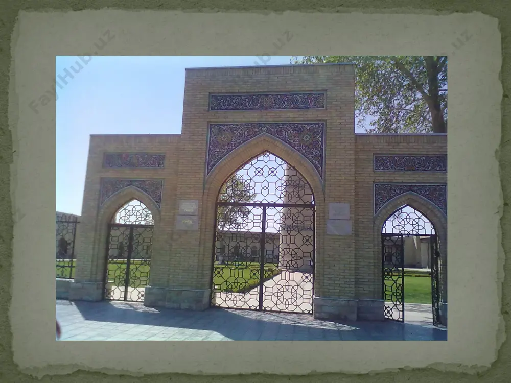 noni buzib, o’rniga ikkinchi marotaba masjidi jome’ sharif va madrasa bino qilgan ekan. va digar shulkim, xo’qand shaxrining jamiyati ushbu jome’ binpsidan so’ngra ma’lum va mashhur bo’lganidan boz jome’ zuxur modai ta’rix bolubdir”. “farg’ona tarixi” isxaqxon junaydillohoja o’g’li ibratning “farg’ona tarixi” nomli asarida quyidagi jumlalarni o’qiymiz: “ umarxon asrida madrasa qilmoq, ilmga rivoj bermoq, shariat ahkomini joriy qilmoq rasm o’rninda bo’lib, xon o’zi boshlab xoqanddagi madrasai jome’ni binosiga urinib, asosga tosh qo’ymoq bo’lgand aulamo va fuzalo, umarolarni akobiri viloyati xo’qand jam bo’lganda asosga tosh quydirg’on kishiga balog’atdan buyon tarki mustaxab sodir bo’lmagan kishi bormu, tosh quyodir deganda, bu ulamo-fuzalolardan hech kim qodir bo’lmay, ojiz kelganda xon o’zi: “alhamdulilloh, man tarki mustaxab qilganim yo’q ekan!”, deb asosga toshni o’zi qo’yganda, ulamoyi asr ittifoq ila “jannatmakon” laqabini bergan ekanlar. bu jannotmakon asrinda ulamoyu talaba va ahli ilmlar rivojda bo’lib, shoutyat mo’tabar ekan” machitning o’zi uch tomondan to’siq xonaqolik ayvon bo’lib, 98 ta …