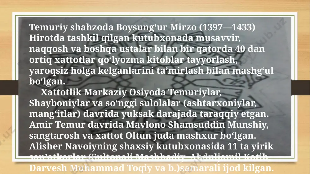 i in'ikos etadi. asosiy tayanch tovush "mi" pardasiga to`g`ri kelgan. to`rtinchi xikoya. "bahrom gulgun qasrda" shox shafaq kiyimli go`zal bilan may ichish arafasida. quyida turli rangdagi musiqachilar tasviri. ularning o`zaro uyg`unligi "si"dan boshlab tuzilgan ushshoq maqomi pardalarini zuxur etadi. beshinchi xikoya . "bahrom moviy qasrda". u nilufar libosli go`zal bilan may ichish arafasida. quyida musiqachilar dastasi. qo`llangan ranglar asosida "fa" tayanch pardasidan boshlab tuzilgan busalik maqomi pardalarini aniqlash mumkin. oltinchi xikoya . "bahrom sandal tusli qasrda". shox sandal tusli libos kiygan go`zal bilan may ichish arafasida. quyida xonanda va kanizaklar tasviri. jami ranglar nisbati "do" pardasidan tuzilgan zirofkand pardalarini in'ikos etadi. ettinchi xikoya . "bahrom oq qasrda". shox oq libosli go`zal bilan may ichish arafasida. quyi sahnada musiqachilar dastasi va kanizaklar. timsollar sifatida kelgan ranglar asosida sol pardasidan tuzilgan rost maqomi pardalari aniqlab olish mumkin kufiy-dastlabki arab yozuvi (islomdan oldingi) suls-uchdan bir.bu yozuv ko’proq ta’limda ishlatilgan. rayhoniy-sahifalar bezagi va duo …