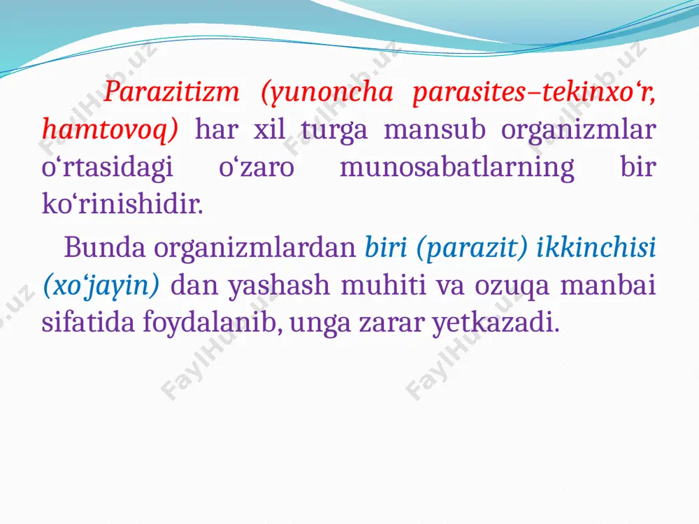 dirib to‘liq yoki qisman iste’mol qiladi (masalan, bo‘ri bilan qo‘y). parazit esa o‘z xo‘jayiniga nisbatan kuchsiz, shuning uchun uni o‘ldirishga kuchi yetmaydi, faqatgina kasallantiradi. u o‘z egasining tanasida doimiy yoki vaqtincha yashab, uning hisobiga hayot kechiradi. simbioz. biotik munosabatlarning simbioz (yunoncha – «sim» – birga, «bios» – hayot) ko‘rinishida birgalikda yashaydigan organizmlarning har ikkalasi yoki bittasi ushbu munosabatdan o‘ziga foyda oladi. simbioz munosabatning quyidagi turlari mavjud: mutualizm protokooperatsiya kommensalizm mutualizm (lotincha «mutus» – o‘zaro) – har ikki populatsiya uchun o‘zaro manfaatli va majburiy munosabat turi. bu munosabatlarning buzilishi bir yoki har ikkala populatsiya hayotiy faoliyatini cheklab qo‘yadi. lishayniklar tanasidagi zamburug‘ va suvo‘tining o‘zaro simbioz usulda yashashi misol bo‘ladi. zamburug‘ mitselliylari suv va unda erigan mineral tuzlarni shimib, suvo‘tining yashashi uchun sharoit yaratadi. suvo‘tida sodir bo‘ladigan fotosintez jarayoni natijasida sintezlangan uglevodlar zamburug‘ning oziqlanishi, o‘sishi va rivojlanishiga zamin tayyorlaydi. mikoriza – qalpoqchali zamburug‘lar va yuksak o‘simliklar o‘rtasidagi munosabat bo‘lib, yuksak o‘simliklar zamburug‘dan …