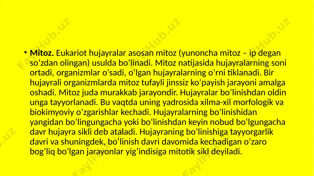 ini tashkil etadi. masalan, ichak epiteliya hujayralari 20–22 soat yashashi mumkin, ularning mitozi uchun esa faqat 1 soatga yaqin vaqt sarf bo‘ladi. mitoz 4 fazadan iborat: 1) profaza 2) metafaza 3) anafaza 4) telofaza 1. profazada hujayra yadrosining hajmi kattalashadi. sentriolalar qarama-qarshi tomonga ajrala boshlaydi. ular o‘rtasida axromatin dukchalar vujudga keladi. profaza davomida xromosomalar kuchli spirallashadi. natijada xromosomalar kalta va yo‘g‘on bo‘lib qoladi. yadro qobig‘i va yadrocha parchalanib ketadi va xromosomalar sitoplazmada erkin joylashib qoladi. xromosomalar to‘plami va dnk miqdori 2n4c bo‘ladi. 2. metafazada xromosomalarning spirallashishi yuqori darajaga yetadi. xromosomalar hujayraning ekvator zonasida bir qator bo‘lib joylasha boshlaydi. metafazada mitotik apparat (axromatin duk)ni shakllanishi tugallanadi, natijada axromatin duklar hujayra qutbiga tortilib, xromosoma sentromerasiga ikki axromatin ip bog‘lanadi. xromosomalar to‘plami va dnk miqdori 2n4c bo‘ladi. xromosomada 4 ta xromotida bo‘ladi. 3.anafaza jarayonida axromatin ipchalarini qisqarishi tufayli xromosomalardagi xromotidlar bir-biridan ajralib, alohida xromosomalarni hosil qilib qutblarga tomon tortiladi. xromosoma to‘plami va dnk …
