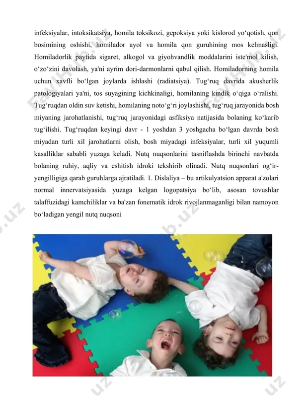 i tasniflashda birinchi navbatda bolaning ruhiy, aqliy va eshitish idroki tekshirib olinadi. nutq nuqsonlari og‘ir-yengilligiga qarab guruhlarga ajratiladi. 1. dislaliya – bu artikulyatsion apparat a'zolari normal innervatsiyasida yuzaga kelgan logopatsiya bo‘lib, asosan tovushlar talaffuzidagi kamchiliklar va ba'zan fonematik idrok rivojlanmaganligi bilan namoyon bo‘ladigan yengil nutq nuqsoni . 2. dizartriya - bu artikulyatsion apparat a'zolari innervatsiyasining organik jarohatlanishi natijasida yuzaga keladigan og‘ir nutq nuqsoni bo‘lib, juft neyronlarning shikastlanishi natijasida yuzaga keladi. falajlanish asosan bir tarafdan, chap yoki o‘ng tarafdan bo‘ladi. bola tili asosan paretik falajlangan bo‘shashgan yoki spastik, ya'ni tarang falajlanishda bo‘ladi. 3. alaliya - bu bosh miyaning organik jarohatlanishi natijasida yuzaga keladigan og‘ir nutq nuqsoni bo‘lib, bu tashxis eshitishi va zakovati me'yorda bo‘lgan shaxslarga qo‘yiladi. alaliya nutqning 3ta komponenti rivojlanmaganligi bilan namoyon bo‘ladi. 1. afaziya- bu bosh miyaning organik jarohatlanishi natijasida shakllangan nutqning yo‘qolishi. bolalar afaziyasi tajribada kam uchraydi. afaziya asosan insultdan keyin uchraydi. bolalarda esa miya infeksiyalari, miya rivojlanishi …