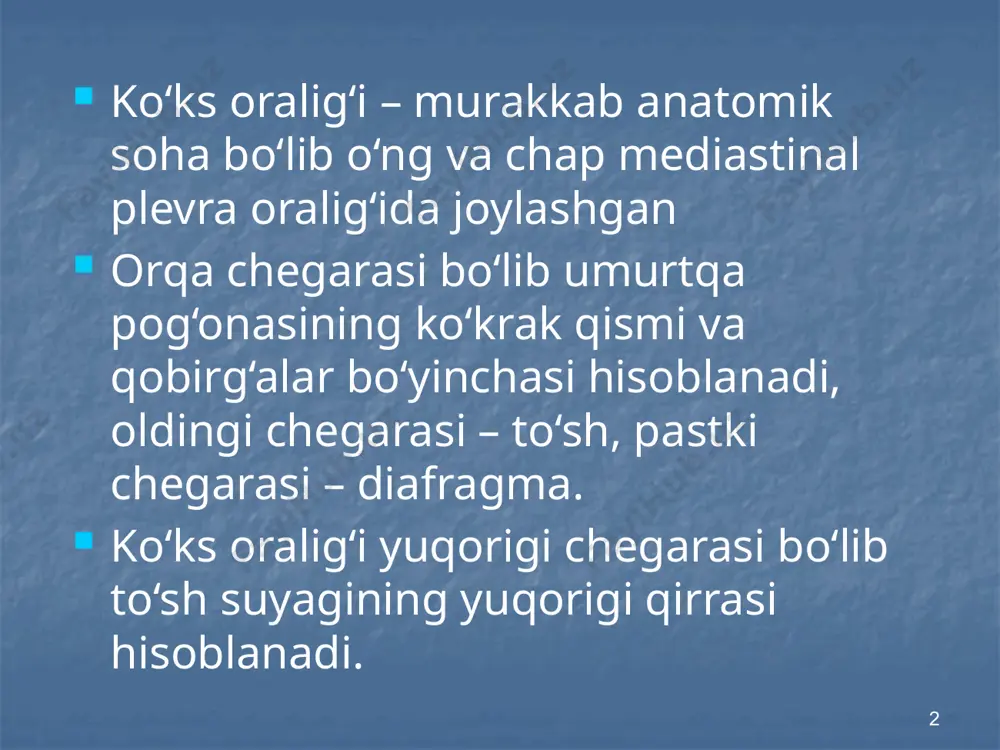 y a’zolarni ezilishi va faoliyatini keskin buzilishi natijasida, qizilo‘ngach, traxeya, asosiy bronxlar, yirik qon tomirlar yorilishi natijasida hayot uchun havfli bo‘lgan qon ketishi ochiq jarohatlar – jarrohlik amaliyoti tavsiya etiladi. amaliyot hajmi jarohat xarakteriga, jarohatni tozalik darajasiga, bemor umumiy ahvoliga bog‘liq 14 o‘tkir mediastinit sabablari ko‘ks oralig‘i ochiq jarohatlarida qizilo‘ngachni yod jism bilan jarohatlanishida bronxoskopiya paytida yatrogeniya qizilo‘ngachda bajarilgan jarrohlik amaliyotidan keyingi davrda choklar etishmovchiligi bo‘yin chuqur flegmonalarini ko‘ks oralig‘i atrof to‘qimasiga o‘tishi 15 o‘tkir mediastinit klinikasi yuqori tana harorati hansirash ko‘krak qafasi va bo‘yinda sanchuvchi og‘riqlar qizilo‘ngach, traxeya yoki bronxlar perforatsiyasida pnevmomediastinum kelib chiqadi yuqori leykotsitoz, soe oshishi ko‘ks oralig‘i soyasini kengayishi 16 o‘tkir mediastinitni davolash konservativ davolash – antibakterial, dezintoksikatsion, infuzion terapiya, parenteral va enteral ovqatlantirish jarrohlik usulida davolash – kasallik keltirib chiqargan sababni bartaraf etish, ko‘ks oralig‘ini drenajlash (bo‘yin orqali, transtorakal, paravertebral yoki laparotom kesma orqali) 17 18 surunkali mediastinit o‘tkir mediastinit asorati sifatida kuzatilishi mumkin, shuningdek …