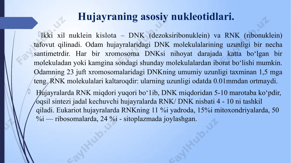 di va u hujayra umumiy massasini 5-10% ini tashkil etadi. nuklein kislotalar nukleotidlarning polimerlaridir. nukleotidlar uch tarkibiy qismdan – pirimidin yoki purin asosi, pentoza va fosfat kislotadan tuzilgan. purin va pirimidin tuzilishining asosida 2 ta aromatik geterotsiklik birikmalar – purin va pirimidin yotadi. purin molekulasi ikkita kondensirlangan halqa – pirimidin va imidazoldan tarkib topgan. replikatsiya – genetik axborotni o‘tkazish usuli uotson – krikning gipotezasiga asosan dnk qo‘sh spiralining har bir zanjiri komplementar qiz zanjirlar hosil qilishda qolip (matritsa) vazifasini o‘taydi. bunda ona dnkga o‘xshash ikkita ikki zanjirli qiz dnk molekulasi hosil bo‘ladi, ularning har bir molekulasi bitta o‘zgarmagan ona dnk zanjirini saqlaydi. uotson – krik gipotezasi met mezelson va franklin stal tomonidan 1957-yilda bajarilgan tajribalar bilan tasdiqlangan. tekshirish natijalari shuni ko‘rsatdiki, uotson – krik gipotezasiga to‘la rioya qilgan holda har bir qiz dnk dupleksi hujayraning 2 ta ko‘payish siklidan keyin bitta ona zanjir, bitta yangi hosil bo‘lgan dnk qiz zanjirini …