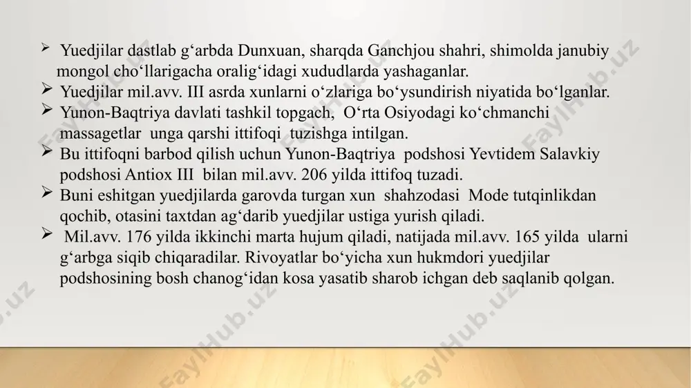 ardan hind va xorazm hududlari ajralib chiqadi. kushonlar davlatida chuqur iqtisodiy va siyosiy inqroz boshlanadi. ular sosoniylarga qarshi kurashish uchun rim bilan aloqalarni mustahkamlaydilar. kushon elchilari 274 yilda rimning imperatori avgelinning palmir ustidan g‘alabasiga bag‘ishlangan tantanalarda qatnashadilar. rim va kushon do‘stligidan havsiragan sosoniy shohi xormuzd ii (301-309 yy) kushon malikasiga uylanadi. lekin iv asr o‘rtalariga kelib, kushonlar va sosoniylar o‘rtasida kurash yana keskinlashadi. shopur ii (309-379) kushonlarga zarba berib, shimoliy baqtriya yerlarini bosib oladi. iv asrning oxirida kidariylarning balxni egallaganlaridan keyin kushonlar imperiyasi ancha zaiflashib qoldi. v asrda eftaliylarning markaziy osiyoni egallashishi natijasida kushonlar davlati barham topdi kushon davlati monarxiya boshqaruviga asoslangan. davlat boshqaruvida markazlashtirish siyosati kanishka davridan boshlangan. davlat boshlig‘i – podshoh juda katta mavqe va vakolatga ega bo‘lgan. u oliy kohin ham hisoblangan. podshoh huzurida oqsoqollar kengashi ham bo‘lib, u maslahat beruvchi organ sifatida faoliyat yuritgan. oqsoqollar kengashida podshohning yaqin qarindoshlari, ishonchli kishilari va urug‘ boshliqlari ishtirok etsa–da, …