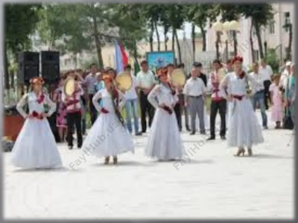 ilaydi. mehnat qo`shiqlari o`ziga xos ohangda sozsiz ijro etiladi. b.sarimsoqovning fikricha, mehnat qo`shiqlarining tarixiy taraqqiyoti uch bosqichda kechgan: 1. mehnat qo`shiqlarining vujudga kelish jarayoni. bu jarayon ibtidoiy jamoa tuzumining ilk davridayoq boshlanib, uning so`nggi bosqichlarida yakunlangan. mazmunan ular u yoki bu harakatga undaydi, jamoa bo`lib harakat qilishga chorlavchi xitoblardan tashkil topgan. 2. mehnat taqsimotining yuzaga kelishi va mehnat turlarining har biriga oid qo`shiqlarning yaratilish bosqichi. 3. ijtimoiy mehnat taqsimotining tugallanishi, sinfiy jamiyatning qaror topishi va mehnat qo`shiqlarida ijtimoiy tengsizlik motivlarining rivojlanish bosqichi. shu davrdan boshlab mehnat qo`shiqlarida g`oyaviy-estetik vazifa yetakchilik qila boshlagan. mehnat jarayoni bilan bevosita bog`liq holda qo`shiqlar yaratila boshlangan. b.sarimsoqov ham bu tasnif bilan yakdil. biroq har ikkala tasnifda ham ichki xilma-xillikni belgilashda ma’lum tafovutlar bor. aytaylik, k.ochilov mehnat qo`shiqlarining ichki xillarini: 1) qo`shchi qo`shiqlari; 2) o`rim qo`shiqlari; 3) xirmon yanchish qo`shiqlari; 4) yorg`ichoq qo`shiqlari. chorvachilik bilan bog`liq qo`shiqlarni: 1) ho`sh-ho`sh qo`shiqlari; 2) turey-turey qo`shiqlari; 3) churey-churey qo`shiqlari; …