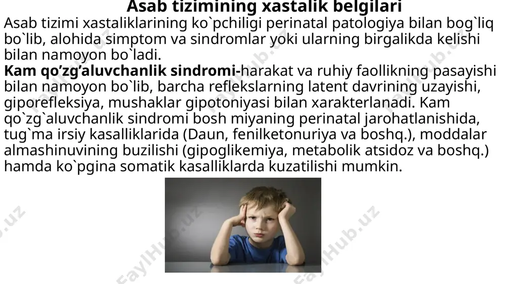 ivojlanishi sensor sistemasi va bosh miyaning ancha taraqiy qilganidan dalolat beradi. bunda asosan brok zonasi 2 va 3 peshona pushtachalari va yuqori chakka pushtachalari- vernike zonasi muhim ahamiyatga ega. bu zonalar bolaning nutqini rivojlanishiga o’z hissasini qo’shadi. ovozli reaksiya va nutiqning rivojlanishida birnecha rivojlanish bosqichlari bor. 1.tayorlov bosqichi- 2-4 oylikda g’udirlashdan boshlaydi. g’udirlash kam vaqti, faqat kulish va xursand bo’lish jarayonlari bilan o’tadi. 5 oylikda g’udurlash turli tovushlar bilan birga bo’lib, 7 oyligida g’udurlash gapirshga otadi. (dada, ona) 2. «sensor» nutqining paydo bo‘lishi. 7-8 oylik bolada «sensor» nutq paydo bo ‘ladi. bola unga gapirilayotgan so ‘zlarning bazilarin i tushuna boshlaydi. biror nima so‘ralganda o‘sha narsani ko‘zi bilan qidira boshlaydi. «oying qani?», «mushukcha qani?» kabi so‘zlarga ma’lum javob qaytaradi. bolaning lug‘atiga turli tovushlar qo ‘shila boradi. bir yoshgacha bolaning lug‘ati o‘nlab o‘zi tushunadigan so‘zlarga boyib ketadi. 0 ‘yinchoqlari, oila a’zolarining ismlarini taniydi, ko‘pgina harakatlarni qilishni biladi va turli iltim oslarni bajarishi …