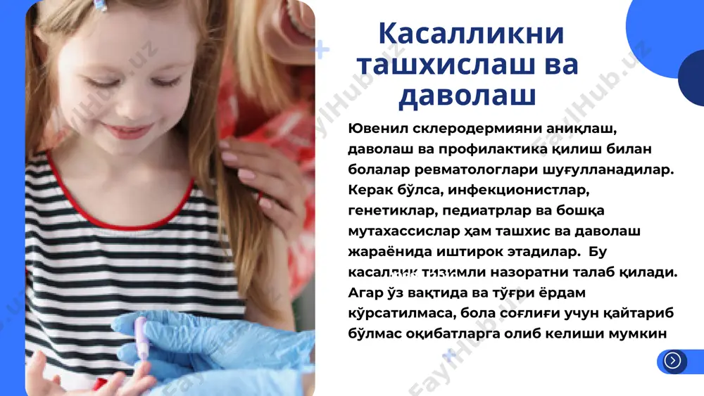 билан боғлиқ ҳолатлар. эндокрин тизими бузилишлари, жумладан, ўсмирлик давридаги гормонал ўзгаришлар. ўткир ва сурункали касалликлар. турли вирусли инфекциялар. кимёвий моддаларнинг салбий таъсири. айрим дори воситаларининг нотўғри ёки узоқ муддатли қўлланилиши. шунингдек, мутахассислар қон томирлар зарарланиши, иммунитет бузилишлари ва тўқималардаги фиброз ўзгаришлар ҳам касаллик ривожланишига сабаб бўлиши мумкин деб ҳисоблашади. симптомлар клиник манзара касалликнинг қай даражада оғирлиги ва унинг шакли билан боғлиқ. асосий белгилари: бляшкалар пайдо бўлган жойларда терида қичишиш терининг шишиши ва қалинлашиши, бу ҳолатда тери қатланиши қийинлашади бармоқлар қалинлашади, улар "сосиска" каби кўриниш олади қалинлашган терида тузалиши қийин бўлган яралар пайдо бўлиши қўл тырноқлари мўртлашиши ва тез синувчан бўлиши артралгия – бўғимларда оғриқ миалгия – мушак оғриғи эрталаб ҳаракатланишда бўғимларда қаттиқлик (сусткашлик) ҳис этилиши агар касаллик ошқозон-ичак тизимига таъсир қилса, болада: қорин оғриғи (спазмлар) ошқозонда шамолаш (метеоризм, дам бўлиш) ҳазм жараёни бузилишлари кузатилиши мумкин. локаллашган шаклда кўпчилик болаларда рейно синдроми ривожланади. бу ҳолат қўл терида совуққа гиперсезувчанлик билан намоён …