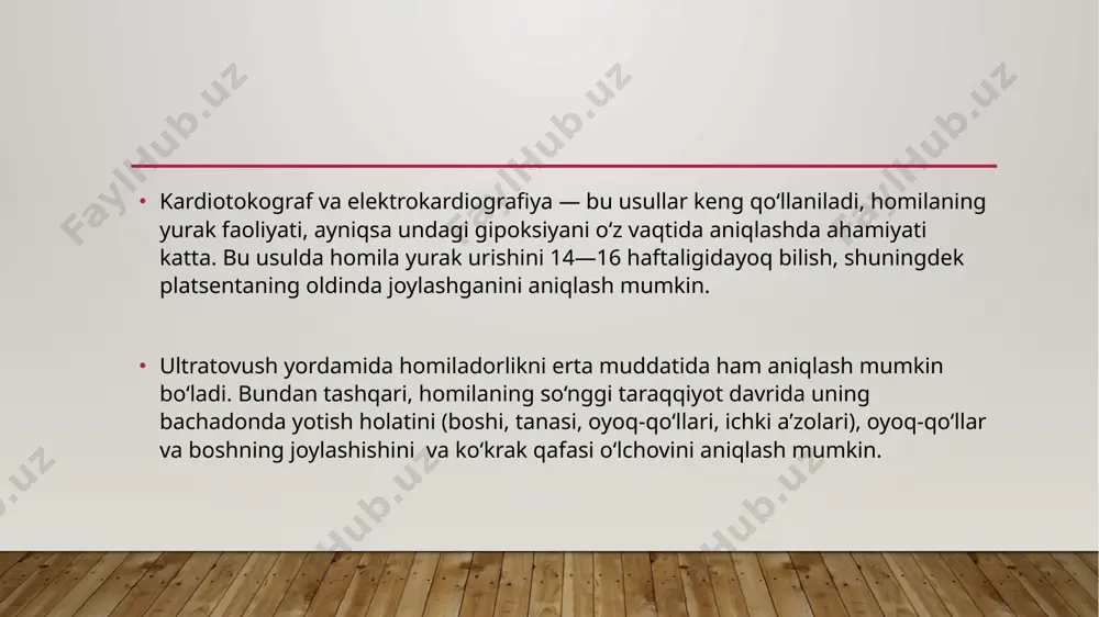 ri quyidagilardir. 1. homiladorlik taxminan 15—20 haftalik bo‘lganda homilaning yurak urishi qorin devori orqali, oddiy akusherlik stetoskopi bilan aniq eshitiladi. yurak urishini «малыш» deb ataladigan apparat yordamida ham eshitsa bo‘ladi. buning uchun qorin devori sathiga vazelin surtib, uning eshitadigan qismini qorin devori bo‘yicha surib homilaning yurak urayotgan sohasi topiladi, bunda apparat yordamida yurak urishi sanaladi (minutiga 130—140 marta uradi). ona organizmidan qorin devori orqali eshitiladigan ovozlarga quyidagilar kiradi. homilaning yurak urishi bilan bir vaqtda bo‘ladigan qorin aortasining urishi va bachadon yon devorlaridagi katta qon tomirlarda bo‘ladigan shuvillagan shovqin; ichaklarning peristaltik (to‘lqinsimon) harakati tufayli hosil bo‘ladigan ritmsiz shovqin; homilaning qo‘loyoqlari qimirlashi natijasida hosil bo‘ladigan va qiyinlik bilan eshitiladigan bo‘g‘iq ovoz. 2. obyektiv tekshirilganda homiladorlik 20 haftalik bo‘lgandan boshlab homilaning qimirlashi aniq bilinadi. homiladorning o‘zi ham homilaning qimirlaganini ancha ilgari sezishi mumkin. lekin buni ayol ichaklar peristaltikasi bilan almashtirishi va yanglish ma’lumot berishi mumkin. ultratovush yordamida homila skeletini va yurak urishini, undagi …