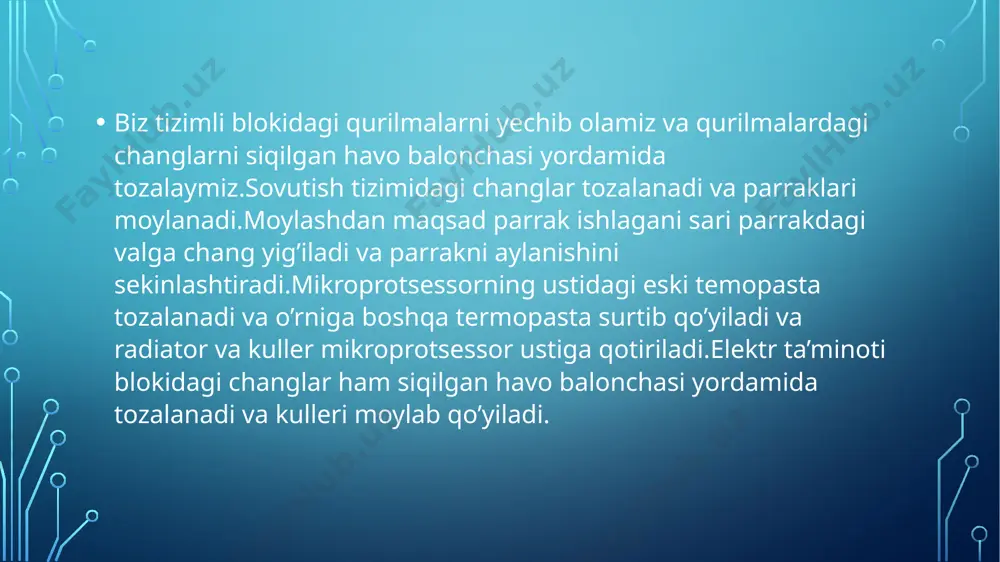 jud ko‘plab chiqish yo‘llaridan birini tanlaydi. mikrodasturlarni xotirada doimo saqlovchi qurilma (xdsq) –shk bloklarida axborotga ishlov berish operatsiyalari bajarilishi uchun zarur bo‘ladigan boshqaruvchi signallarni (impulslarni) o‘z uyalarida saqlaydigan qurilma sanaladi.deshifrator tomonidan operatsiya kodiga muvofiq tanlangan operatsiya impulse boshqaruvchi signallarning zaruriy izchilligini mikrodasturlarni xdsq ichidan solishtirib chiqaradi.manzil shakllantiruvchi uzel (mpning interfeys qismi ichida joylashgan) -komandalar registri va mpx registrlaridan kelayotgan rekvizitlar bo‘yicha xotira (registr) uyasining to‘liq manzilini hisoblab chiqaradigan qurilma. ma’lumotlarning kodli shinasi, manzillar va yo‘riqlar – mikroprotsessordagi ichki shinaning bir qismi sanaladi. aksariyathollarda bq quyidagi asosiy amallarning bajarilishi uchun mo‘ljallangan boshqaruv signallarini shakllantiradi: mpx komandasining manzilidagi hisoblagich-registr ichidan dasturning navbatdagi komandasi saqlanayotgan xotiraga tezkor saqlash qurilmasi (xtsq) uyasining manzilini tanlab olish; xtsq uyasi ichidan navbatdagi komandaning kodini tanlab olish hamda solishtirib chiqarilgan komandani komandalar registriga qabul qilib olish; operatsiya kodlari va tanlangan komanda alomatlarining shifrini ochish; xtsqning shifri ochilgan operatsiya kodiga muvofiq keluvchi uyalari ichidan boshqaruvchi signallarning (impulslarning) mashinada mavjud …