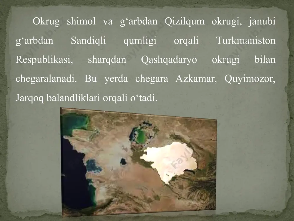 dligi (daryo o‘zanidan) 2—5 m. uchinchi qayiri uncha keng bo‘lmay, bilinar-bilinmas holda ikkinchi qayirdan ko‘tarilib turadi. to‘rtinchi — eng qadimiy qayiri vohani o‘rab olgan platolarining quyi qismida joylashgan. buxoro vohasidagi qayirlarning ko‘p qismi yerlardan qishloq xo‘jaligida foydalanish natijasida tekislab yuborilgan. buxoro vohasi janubi g‘arbga qarab pasayib, torayib, qorako‘l platosiga tutashib ketadi. qorako‘l platosidan o‘tgach, okrug hududi yana kengayib, qorako‘l vohasini hosil qiladi. qorako‘l vohasi janubi sharqda sandiqli qumligi, janubda eshakchi qumligi bilan o‘ralgan. qorako‘l vohasining uzunligi 100 km atrofida, kengligi 50 km. yer yuzasi tekis bo‘lib, janubi g‘arbga — amudaryo vodiysi tomon nishablikda joylashgan. mutlaq balandligi shimoli sharqida 200 m, janubi g‘arbida 180 m, amudaryo vodiysiga tutashgan qismida 178 m ga teng. qorako‘l vohasi buxoro vohasidan sho‘rxoklar, sho‘rxokli botiqlar, sho‘r ko‘llarning ko‘pligi va qumliklar o‘rab olganligi bilan farqlanadi (39- rasm).