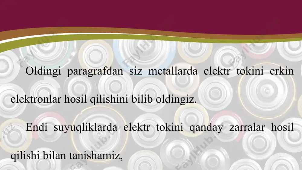 kalitdan iborat. elektr manbaining musbat qutbiga ulangan elektrod anod, manfiy qutbiga ulangan clcktrod esa katod deb ataladi. elektrodli shisha idishga distillangan suv sola-miz va kalitni ulaymiz. bunda lampochka yon-maydi. demak, distillangan suv elektr tokini o'tkazmaydi (108-rasm). kalitni uzamiz va idishdagi suvga osh tuzi (nacl)ni solib, natriy xlorid eritmasiai hosil qilamiz. so'ngra kalitni ulasak, lampochka yonganini ko'ramiz, demak, natriy xlorid eritmasi elektr tokini o'tkazar ekan. bunga sabab nima? osh tuzi suvga solinganda, qutblangan suv molekulalari natriy xloridning kristall panjara tugunlarida joylashgan na+ va cl~ ionlarini o'ziga tortadi. nati­jada nacl kristall panjarasi yemirilib, suvda tar-tibsiz erkin harakat qiluvchi na+ va ci ionlari hosil bo'ladi. kalit ulanganda na+ ionlari katod tomon, ci ionlari esa anod tomon harakatlanadi (109-rasm). natijada zanjirdan tok o'ta boshlaydi. demak, suyuq eritmalarda elektr tokini musbat va manfiy zaryadlangan ionlar hosil qiladi. eritmalarda moddalarning musbat va manfiy ionlarga ajralish jarayoni elektrolitik dissotsiatsiya deyiladi. shunday moddalar ham borki, qattiq holatda elektr …