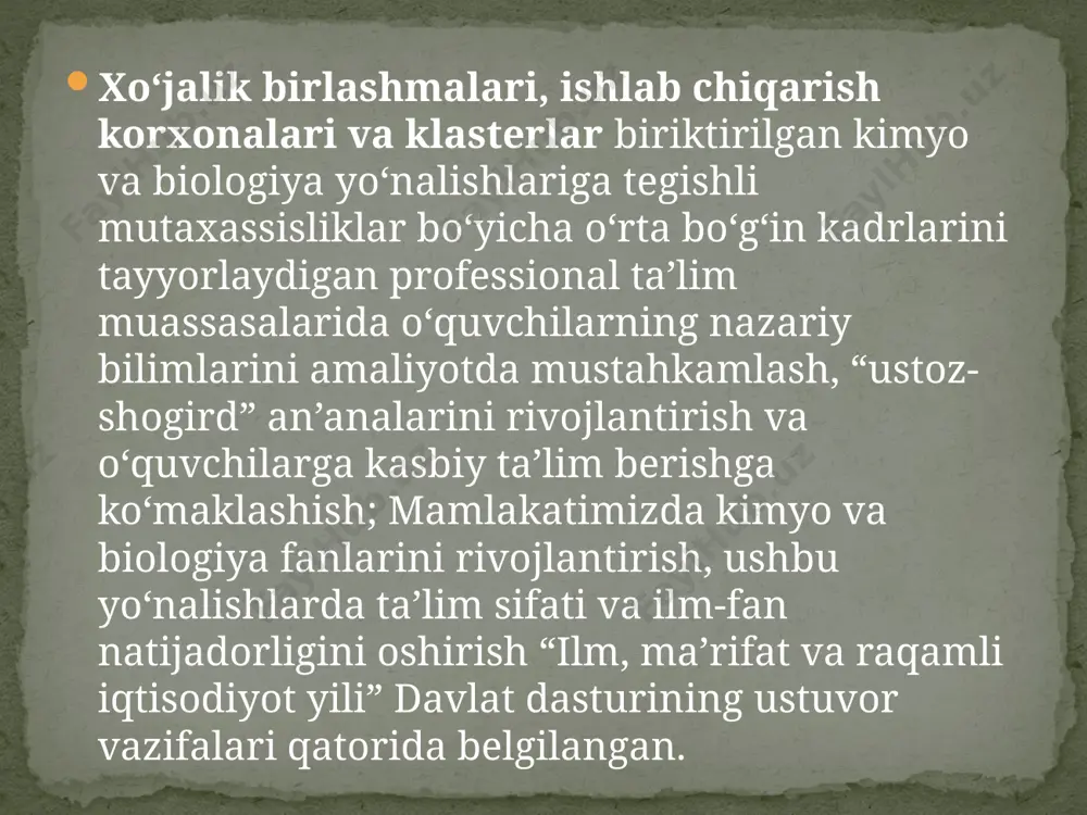 lardagi sakrash protolitometrik titrlash egri chiziqlaridan farqli ravishda tarkibiy qismlaming konsentratsiyalariga bog'liq emas. oksredmetrik titrlash egri chiziqlarining shakli tarkibiy qismlar normal potensiallari, harorat, kom plekslanish, cho'kish va eritm aning p h qiymatiga, hatto qo‘llaniladigan kislotaning tabiatiga ham bog‘liq. agar sistemaning oksidlanish-qaytarilish potensiali katta bo'lsa, oksidlanish-qaytarilish reaksiyalari oxirigacha boradi va bunday holda bevosita titrlashni qo‘llash mumkin. aks holda, bilvosita titrlashdan foydalanishga to’g’ri keladi. 8 2.3.ekvivalent nuqta oksidlanish-qaytarilish usullarida ekvivalent nuqta qator hollarda titrlanuvchi m odda yoki titrant rangining titrlash davom ida o'zgarishiga qarab aniqlanadi. permanganatometriyada ekvivalentlik nuqtasigacha eritma rangsiz bo’ladi. eritmada qaytaruvchi tugagandan so‘ng qo‘shilgan dastlabki tomchi kaliy permanganat eritmani pushti rangga bo'yaydi. shu payt titrlash to ‘xtatiladi. yod eritmasi bilan yoki yod hosil boiishiga asoslangan titrlashda ekvivalentlik nuqtasi kraxmal yordamida (rangsiz eritma yorqin ko‘k tusga kiradi, qaytaruvchilar ta’sirida ko‘k rang yo'qoladi) aniqlanadi. boshqacha qilib aytganda, redoks indikatorlar o'z ranglarini m aium ph qiymatida o'zgartiruvchi kislotaasosli indikatorlarni eslatadi. shuni nazarda tutish …