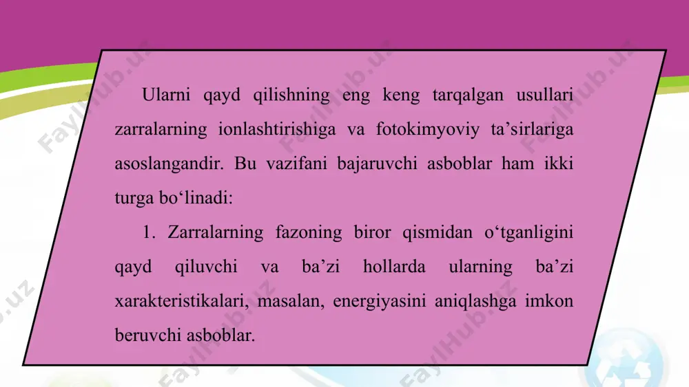 uzatilishiga asoslangan. hosil bo‘lgan kuchsiz yorug‘lik chaqnashi elektr impulslariga aylantiriladi va kuchaytirilib, maxsus apparatlar yordamida qayd qilinadi. α – zarra birinchi marta aynan shunday hisoblagich yordamida (1903-yil) qayd qilingan edi. vilson kamerasi zarralarning iziga qarab (trek – inglizcha – iz) qayd qiladi. kamera 1911-yilda ingliz fizigi ch. vilson tomonidan yaratilgan. u tez uchib kelayotgan zarralarning bug‘simon holatdagi moddadan o‘tganida, shu modda molekulalarini ionlashtirishiga asoslangan. vilson kamerasining sxemasi 7.9-rasmda tasvirlangan. kameraning ishchi hajmi (1) suvning yoki spirtning to‘yingan bug‘i bo‘lgan havo yoki gaz bilan to‘ldirilgan. porshen (2) pastga qarab tez harakatlanganda 1 hajmdagi gaz adiabatik ravishda kengayadi va soviydi. natijada gaz o‘ta to‘yingan holatga keladi. kameradan uchib o‘tgan zarra o‘z yo‘lida ionlarni vujudga keltiradi va hajm kengayganda kondensatsiyalangan bug‘lardan tomchilar hosil bo‘ladi. shunday qilib, zarra orqasida ingichka tuman yo‘l ko‘rinishidagi iz qoladi. bu izni kuzatish yoki rasmga tushirish mumkin. alfa-zarra gazni kuchli ionlashtiradi va shuning uchun vilson kamerasida qalin iz qoldiradi …