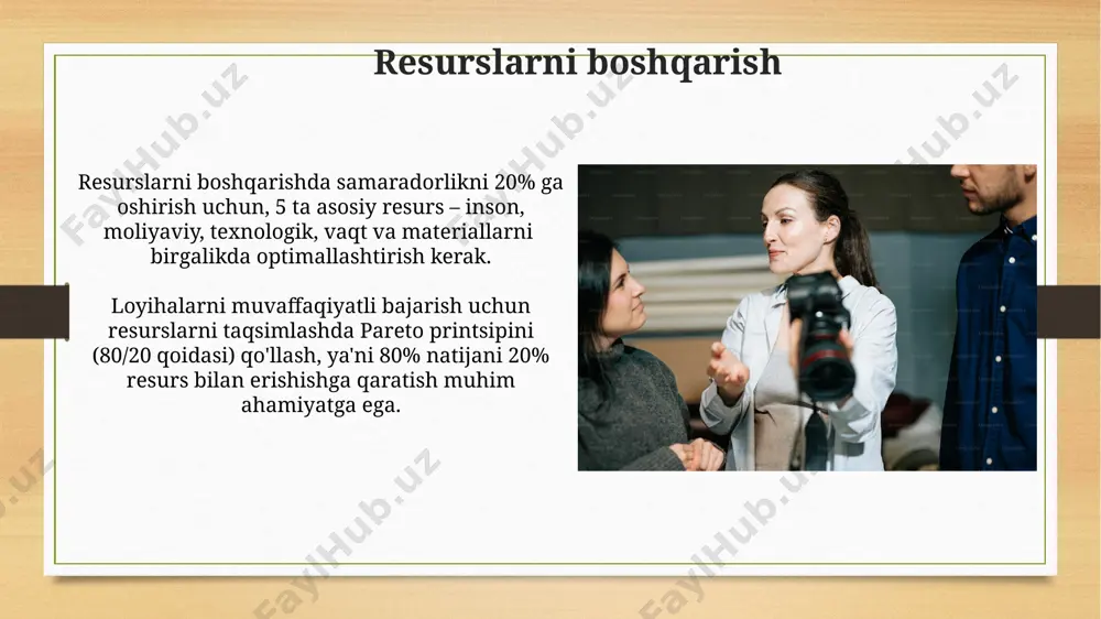 iq loyihani bir vaqtning oʻzida muvaffaqiyatli boshqarish va ularning oʻzaro bogʻliqligiga e’tibor berish qobiliyati hisoblanadi. samarali jamoa qurish uchun rahbar 360 daraja baholovchi tizimidan foydalanib, jamoa a’zolarining kuchli va kuchsiz tomonlarini aniqlash va ularning potentsialini ochib berishga qaratilgan strategiyalarni ishlab chiqishi kerak. strategik fikrlash strategik fikrlash jarayoni swot-tahlil, porterning 5 ta kuchi kabi vositalardan foydalanib, raqobatbardosh ustunliklarni aniqlashga yordam beradi. muvaffaqiyatli strategik fikrlash 80% tahlil va 20% intuitsiyadan iborat bo'lib, ma'lumotlarga asoslangan qarorlar qabul qilishni ta'minlaydi. xodimlarni boshqarish samaradorlikni oshirish uchun jamoa a’zolarining 70%ini o‘z vaqtida topshiriqlarni bajarishga undash, qolgan 30%ga esa individual yondashuv va qo‘shimcha treninglarni taklif qilish muhimdir. loyihalarni muvaffaqiyatli bajarish uchun kamida 5 nafar xodimdan iborat 3 ta alohida guruh tuzib, ularning har biriga loyihaning turli bosqichlarini topshirish va natijalarini muntazam monitoring qilish kerak. kompetensiyalar va ko'nikmalar direktor lavozimiga nomzod kamida 5 yillik tegishli sohada tajribaga, 3 ta muvaffaqiyatli loyihani boshqarish tajribasiga va 10 kishilik jamoani boshqarish …