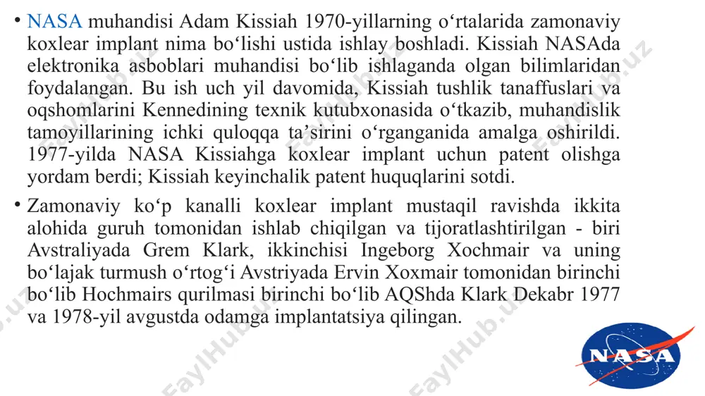 jlanuvchi eshituv idroki, atrof olam haqidagi tasavvurlarni rivojlantirish, shuningdek, ovozli-artikulatsion taqlidni shakllantirish asosida olib boriladi. yo’naltirilgan nutqga nisbatan eshituv-ko’ruv diqqatini shakllantirish, turli nutqiy birliklar va so’zlarni tanish va tushunishni shakllantirish jarayonida pedagog bu so’zlarni ko’p marotaba takrorlaydi va unga muvofiq predmet (rasmlar) bilan moslashtirib boradi. ekspressiv nutqni shakllantirish bo’yicha ish bosqichlari: 1. nutq apparatini talaffuzni egallashga tayyorlovchi nutqgacha bo’lgan nutq shakllarini rivojlantirish. bu bosqichda bolaning nutq faolligi oshiriladi, o’yin va turli faoliyatlar davomidagi turli tovushlar rag’batlantiriladi, nutqiy nafas, ovoz mashqlari elementlariga ega artikulatsion mashqlar o’tkaziladi. bunda bola o’z ovozi orqali hosil bo’layotgan o’zgarishlarni ko’rib turadigan kompyuterdagi ovoz trenajyorlari yaxshi samara beradi. 2. ki yoqilganidan keyin eshituv idrokining tez sur’atlarda rivojlanishi sababli, 1 oydan keyin bolada nutqning faol shakllarini (tovushga taqlid, eshitish orqali soda so’z va tovushlarga imitatsiya) shakllantirish mumkin bo’ladi. nutqning alohida elementlarini talaffuz qilishga o’rgatishda, yakuniy maqsad bolaga talaffuz qilishga oson bo’lgan so’zlardan iborat bo’lgan so’z hamda jumlalarni hosil …