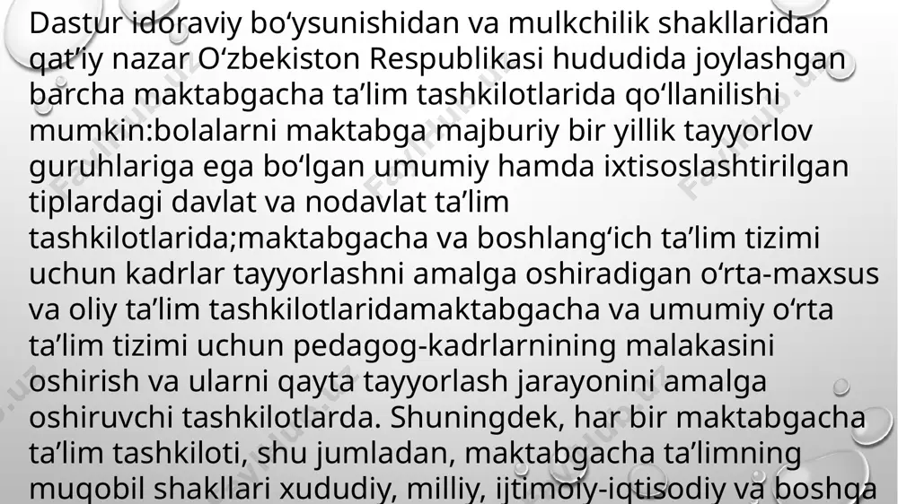 alar ta’limida kompetentlilik yondashuvi bolaning o‘suvchi shaxsini hayotga, shu jumladan, maktabda o‘qishga tayyorlashni, unda ma’naviy qadriyatlar va me’yorlarni o‘zlashtirish, boshqa kishilar bilan muloqot qilish, o‘z menini shakllantirish bilan bog‘liq bo‘lgan hayotiy muhim masalalarni hal qilish uchun zarur bo‘ladigan faoliyat usullarini ko‘zda tutadi. boshlang‘ich asosiy kompetensiyalar faoliyat va xulq-atvor sub’ekti sifatida bolaning yaxlit rivojlanishini talab qiladi.kommunikativ kompetensiya–muloqot vositalaridan turli vaziyatlarda foydalana bilish ko‘nikmasi.o‘yin kompetensiyasi – bolaning o‘yin jarayoni va uni tashkil qilishda tajriba, bilim va ko‘nikmalardan ijodiy foydalanishi. o‘quv-tarbiyaviy jarayon uchun asos hisoblanadi.ijtimoiy kompetensiya – hayotiy vaziyatlarda kattalar va tengdoshlar bilan muloqotda axloq qoidalari va me’yorlariga rioya qilgan holda o‘zini tuta olish mahorati.bilish kompetensiyasi – atrofdagi olamni ongli ravishda idrok qilish va olingan bilim, ko‘nikma, malaka va qadriyatlardan o‘quv va amaliy vazifalarni hal qilish uchun foydalanish. majburiy boshlang‘ich ta’limga bir yillik tayyorlash guruhlardagi ta’lim jarayoni quyidagi tamoyillarga asoslangan:bolaga yo‘naltirilgan ta’limga yondashuvi;inklyuziv ta’lim haqida mushohada yuritish;bolani xolistik(yaxlit) rivojlanishini ta’minlaydigan ta’lim muhitining xususiyatlarini …