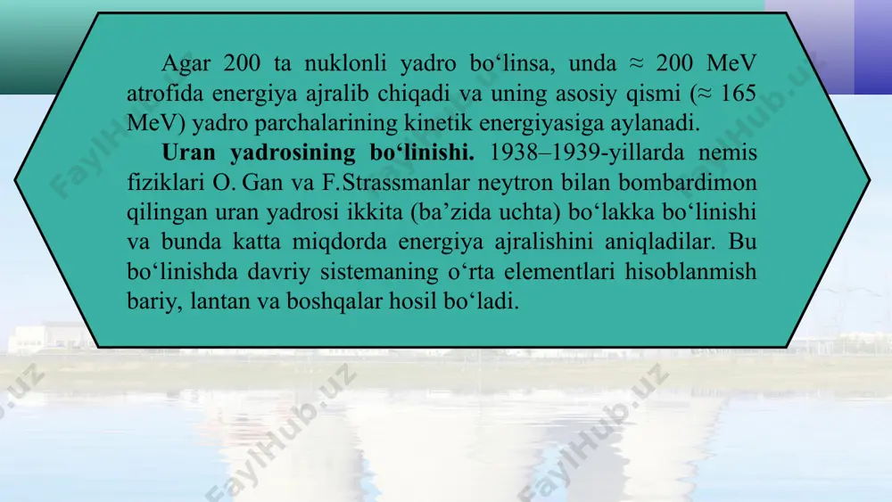 ko‘rsatadi. agar k agar k > 1 bo‘lsa, zanjir reaksiyasi ko‘chkisimon o‘sib boradi va yadro portlashiga olib keladi. yadro reaktori. insoniyat uchun zanjir reaksiyasini amalga oshirish emas, balki ajraladigan energiyadan foydalanish uchun uni boshqarish muhim ahamiyatga egadir. og‘ir yadrolarning bo‘linish zanjir reaksiyasini amalga oshirish va boshqarish imkoniyatini beradigan qurilma yadro reaktori deyiladi. birinchi yadro reaktori 1942-yilda e. fermi rahbarligida chikago universiteti qoshida qurilgan. yonilg‘i sifatida 5 % gacha uran –235 bilan boyitilgan tabiiy urandan foydalanadigan bu reaktorning sxemasi 7.13-rasmda ko‘rsatilgan uran– 235 yadrosida zanjir reaksiyasini rivojlantirish issiq neytronlar vositasidagina amalga oshirilishi mumkin (energiyasi 0,005–0,5 ev oralig‘ida bo‘lgan neytronlar issiq neytronlar deyiladi). yadro parchalanishida hosil bo‘ladigan neytronlarning energiyasi esa 2 mev atrofida bo‘ladi. shuning uchun, zanjir reaksiyasi borishini ta’minlash uchun ikkilamchi neytronlarni issiq neytronlargacha sekinlatish kerak. shu maqsadda sekinlatgich deb ataluvchi maxsus moddadan foydalaniladi. sekinlatgich neytronlarni sekinlatishi, lekin yutmasligi kerak. sekinlatgich maqsadida og‘ir suv, oddiy suv, grafit va berilliylardan foydalanish mumkin. …