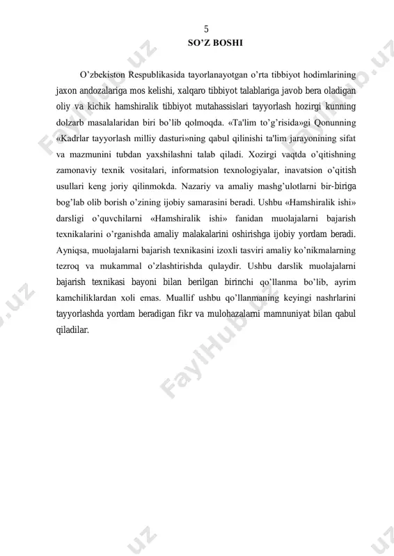 erishiladi. eslab qoling! bemorni zambilda transportirovka qilish payitida oyo’qqa qarab yurmay, qisqa qadam bilan biroz oyo’qni tizzada bukib zambilni qat'iy ushlab ko’ndalang holatida ko’chiriladi (rasm 5, a,b,v). agar biror kim transportirovka paytida charchagan bo’lsa, bu haqida darhol habar berishi kerak, chunki charchagan bemorlar ixtiyorsiz bo’shashib ketishi mumkin. bemorni gildirakchali aravada tashish uchun tibbiy hamshira bajaradigan xarakatlar ketma- ketligi: 1. kichik hamshira aravachani oldinga engashtirib, oyo’gini tirgakka qo’yadi. 2. bemorni oyo’q qo’yilgan tirgakka turish suraladi va uni ushlab turib aravachaga o’tkazing. 3. gildirakchali aravani oldingi holatga tushuriladi. 4. bemorni ko’chirishda uning qo’llarini tirsakdan chiqarmasligi suraladi eslab koling! bemorni tashish vaqtida xar bir tibbiy xamshira tibbiy kartasini bo’limga olib borib, palata hamshirasiga topshirishi kerak. 8 rasm 1. a) bosh biti, b) sirka 9 10 rasm 2. pedikulyoz aniqlanganda tibbiy hamshiraning ketma-ket harakati (matnda tushuntirilgan) 11 rasm 3. to’liq sanitary ishlovi: a) vannada, b) dush ostida 12 rasm 4. bemorni zambilga joylash qoidasi: …