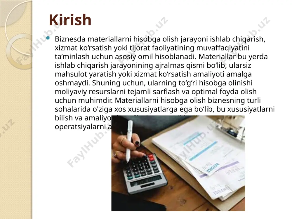 bga oladi. narxlar oshib boradigan sharoitda fifo usuli bilan sotilgan mahsulot narxi pastroq, zaxiralarda qolgan materiallar narxi esa yuqoriroq bo‘ladi. lifo usuli: ushbu usulda oxirgi kirgan materiallar birinchi sarf qilinadi. narxlar oshadigan iqtisodiy muhitda bu usul korxonaga soliqlarni kamaytirish imkonini berishi mumkin, chunki sotilgan materiallar narxi yuqori bo‘ladi. o'rtacha narx usuli: materiallar o'rtacha bahoda hisobga olinadi. bu usul o'rtacha qiymatni saqlashni ta’minlaydi va uzoq muddatli hisob-kitoblarda barqarorlik keltiradi. 1. fifo (first in, first out) — birinchi kirgan, birinchi chiqadi usuli fifo usuli materiallarni hisobga olishda birinchi kirgan materiallar birinchi sarf qilinadi deb hisoblanadi. bu usulda dastlab sotib olingan materiallar birinchi bo‘lib iste’mol qilinadi yoki sotiladi. fifo usuli narxlar o‘zgaruvchan bo‘lgan sharoitda zaxirada qolgan materiallarning qiymatini yaxshiroq aks ettiradi. asosiy xususiyatlari: qimmat bo‘lgan zaxiralar oxirgi bo‘lib sotiladi, bu esa hisobda zaxiralarni yuqori qiymat bilan aks ettiradi. bozor sharoitida narxlar oshgan taqdirda, zaxiradagi materiallar yangiroq va qimmatroq baholanadi. soliq yuki past bo‘ladi, …