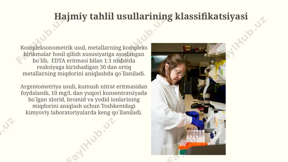 litr eritmada erigan moddaning mol sonini bildiradi, masalan, 2 mol nacl 1 litr suvda erigan bo'lsa, uning molyar konsentratsiyasi 2 mol/l bo'ladi. bu konsentratsiya birligi kimyoviy reaksiyalarni hisoblashda keng qo'llaniladi, ayniqsa, 25°c haroratda. hajmiy tahlilning qo'llanilishi hajmiy tahlil yordamida, 50 mg/l dan kam bo‘lgan ifloslantiruvchi moddalarni aniqlash uchun, samarqand viloyatidagi suv manbalarining sifatini nazorat qilishda yuqori aniqlikni ta’minlaydi. hajmiy tahlil usullari, jumladan, kompleksometrik titrlash, 100 dan ortiq namunada metall ionlarining miqdorini aniqlashda toshkentdagi laboratoriyalarda muvaffaqiyatli qo‘llanilmoqda. neytrallash reaksiyalariga asoslangan titrlash toshkentdagi kimyoviy laboratoriyada o'tkazilgan tajribada, 20°c haroratda, 0.05 n sulfat kislota eritmasi bilan noma'lum konsentratsiyali ammiak eritmasini titrlash natijasida, neytrallash nuqtasi fenolftalein indikatori yordamida aniqlangan. neytrallash reaksiyalariga asoslangan titrlash usuli, masalan, vinni kislotalilik darajasini aniqlashda, xalqaro standartlarga muvofiq, 0.1 n naoh eritmasi yordamida o'tkaziladi va natijalar milligramm/litrda ifodalanadi. bilvosita titrlash bilvosita titrlashda, masalan, 25 ml noma’lum konsentratsiyali hcl eritmasini aniqlashda, indikatordan foydalanib, 0,1 n naoh eritmasi bilan titrlash orqali, toshkentdagi …