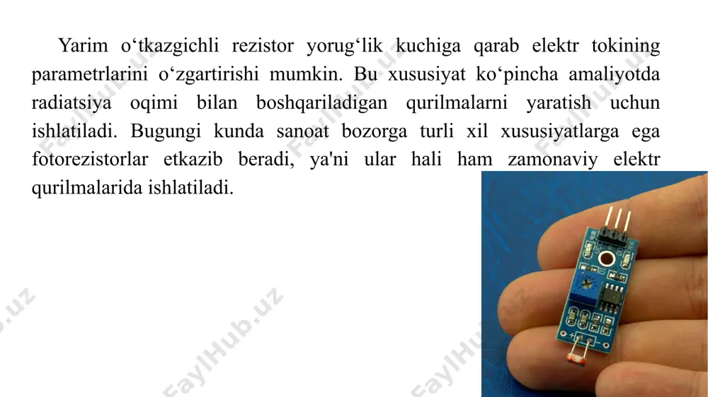 tish) ko‘pincha ishlatiladi. ular nisbatan sodda, qimmat emas va har qanday internet -do‘kondan topish va sotib olish oson. arduino fotorezistori sizga yorug‘lik darajasini nazorat qilish va uning o‘zgarishiga javob berish imkonini beradi. ushbu maqolada biz fotorezistor nima ekanligini, unga asoslangan yorug‘lik sensori qanday ishlashini, sensorni arduino platalariga qanday to‘g‘ri ulash kerakligini ko‘rib chiqamiz. fotorezistor, nomidan ko‘rinib turibdiki, deyarli har qanday elektron sxemada topilgan rezistorlar bilan bog‘liq. an'anaviy qarshilikning asosiy xarakteristikasi uning qarshilik qiymatidir. voltaj va oqim bunga bog‘liq, qarshilik yordamida biz boshqa komponentlarning zarur ish rejimlarini o‘rnatamiz. qoida tariqasida, xuddi shu ish sharoitida rezistorning qarshilik qiymati deyarli o‘zgarmaydi. oddiy rezistordan farqli o‘laroq, fotorezistor atrofdagi yorug‘lik darajasiga qarab qarshilikni o‘zgartirishi mumkin. bu shuni anglatadiki, elektron sxemadagi parametrlar doimo o‘zgarib turadi, birinchi navbatda biz fotorezistor bo‘ylab tushayotgan kuchlanishdan manfaatdormiz. arduino analog pimlarida kuchlanish o‘zgarishini to‘g‘rilab, biz kontaktlarning zanglashiga olib keladigan mantiqni o‘zgartirishimiz mumkin, shu bilan tashqi sharoitga mos keladigan qurilmani yaratishimiz mumkin. …
