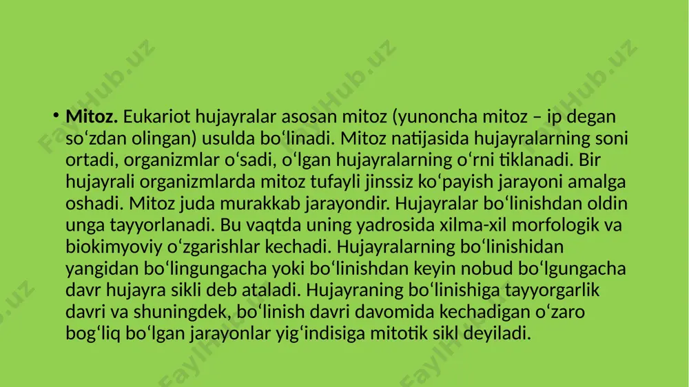 kam vaqtini tashkil etadi. masalan, ichak epiteliya hujayralari 20–22 soat yashashi mumkin, ularning mitozi uchun esa faqat 1 soatga yaqin vaqt sarf bo‘ladi. mitoz 4 fazadan iborat: 1) profaza 2) metafaza 3) anafaza 4) telofaza 1. profazada hujayra yadrosining hajmi kattalashadi. sentriolalar qarama-qarshi tomonga ajrala boshlaydi. ular o‘rtasida axromatin dukchalar vujudga keladi. profaza davomida xromosomalar kuchli spirallashadi. natijada xromosomalar kalta va yo‘g‘on bo‘lib qoladi. yadro qobig‘i va yadrocha parchalanib ketadi va xromosomalar sitoplazmada erkin joylashib qoladi. xromosomalar to‘plami va dnk miqdori 2n4c bo‘ladi. 2. metafazada xromosomalarning spirallashishi yuqori darajaga yetadi. xromosomalar hujayraning ekvator zonasida bir qator bo‘lib joylasha boshlaydi. metafazada mitotik apparat (axromatin duk)ni shakllanishi tugallanadi, natijada axromatin duklar hujayra qutbiga tortilib, xromosoma sentromerasiga ikki axromatin ip bog‘lanadi. xromosomalar to‘plami va dnk miqdori 2n4c bo‘ladi. xromosomada 4 ta xromotida bo‘ladi. 3.anafaza jarayonida axromatin ipchalarini qisqarishi tufayli xromosomalardagi xromotidlar bir-biridan ajralib, alohida xromosomalarni hosil qilib qutblarga tomon tortiladi. xromosoma to‘plami va …