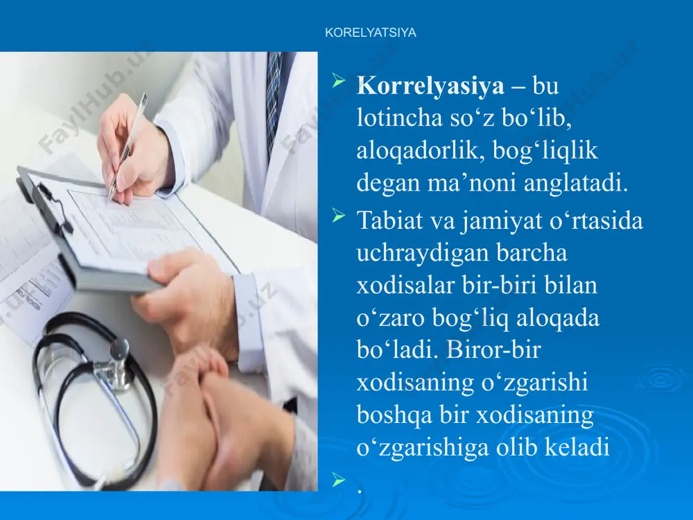 kkinchi bir xodisaning bir tekis o‘zgarishiga bog‘liq . egri chiziqli aloqadorlikka bir xodisaning bir tekis o‘zgarishi ikkinchi xodisaning notekis o‘zgarishi bilan bog‘liq bo‘ladi. aloqadorlik o‘z yo‘nalishi bo‘yicha to‘g‘ri (musbat) yoki teskari (manfiy) bo‘lishi mumkin. to‘g‘ri yo‘nalgan aloqadorlikka bir voqeaning kattaligini ma’lum bir tomonga yo‘nalishi, ikkinchi voqeaning kattaligini shu yo‘nalishda o‘zgarishiga olib keladi (bir voqeaning miqdori ko‘payishi bilan ikkinchi voqeaning miqdori xam ko‘payadi va uning teskarisi). masalan: bola bo‘yining o‘sishi, vaznining ham ko‘payishiga olib keladi yoki kasallanishlar kamayishi bilan o‘lim ham kamayadi. teskari yo‘nalgan aloqadorlikka bir voqeaning kattaligining bir tomonga yo‘nalishi, ikkinchi xodisaning kattaligining teskari tomonga yo‘nalishiga olib keladi. masalan: qancha ko‘p axoli emlansa yuqumli kasalliklar shuncha kamayadi, axolining turmush madaniyatini oshishi bilan bolalar o‘limi kamayadi. korrelyasiya darajasi uning kuchi bilan o‘lchanadi. aloqadorlik o‘z ta’sir kuchiga qarab: kuchli, o‘rtacha, kuchsiz bo‘lishi mumkin. korrelyasiya koeffitsientini baholash sxemasi korrelyasiya bahosi korrelyasiya koeffitsienti to‘g‘ri korrelyasiya (+) teskari korrelyasiya (-) kichik (kuchsiz) 0 – 0,3 …
